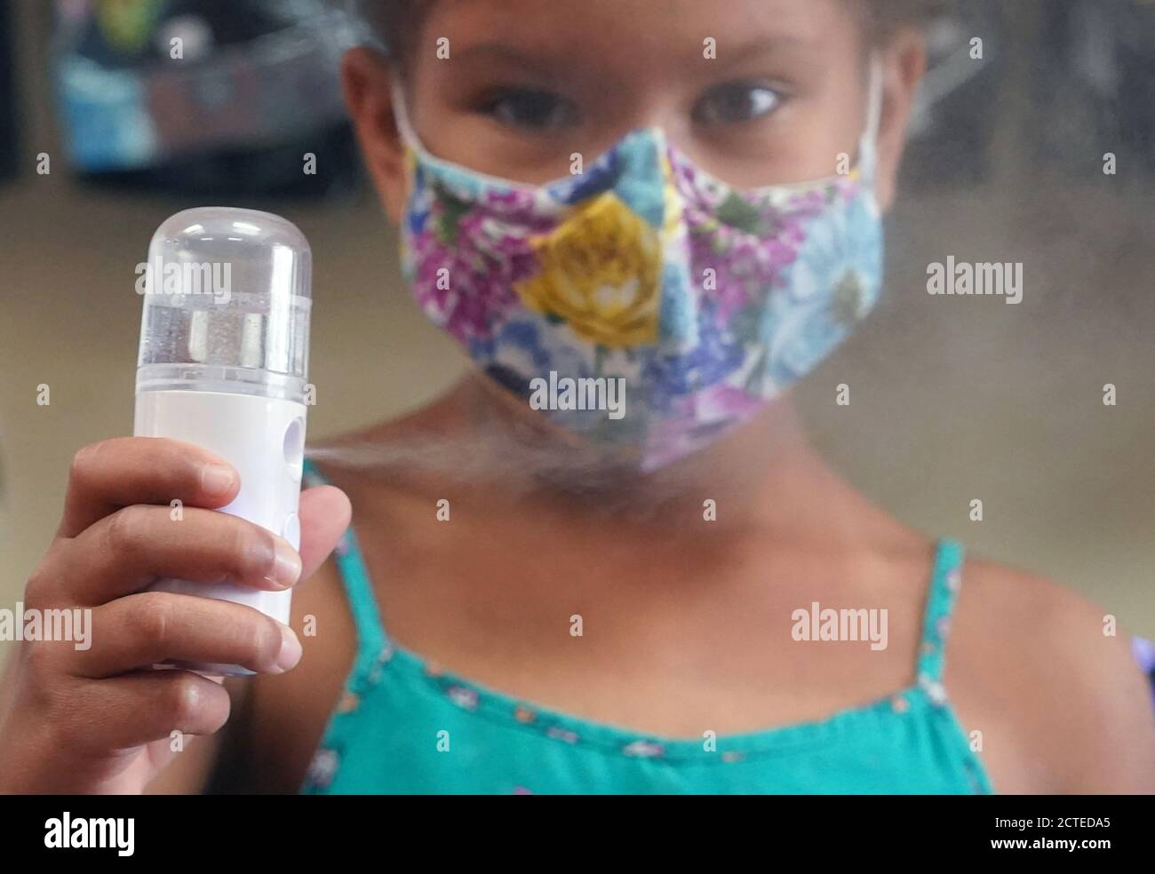 St. Charles, États-Unis. 22 septembre 2020. Ruby Willis, âgée de sept ans, présente les plus récents assainisseurs de poche au Sanitizer and Masks Wholesale, à St. Charles, Missouri, le mardi 22 septembre 2020. Le nouveau magasin se spécialise sur les articles pour combattre le coronavirus. Photo par Bill Greenblatt/UPI crédit: UPI/Alay Live News Banque D'Images