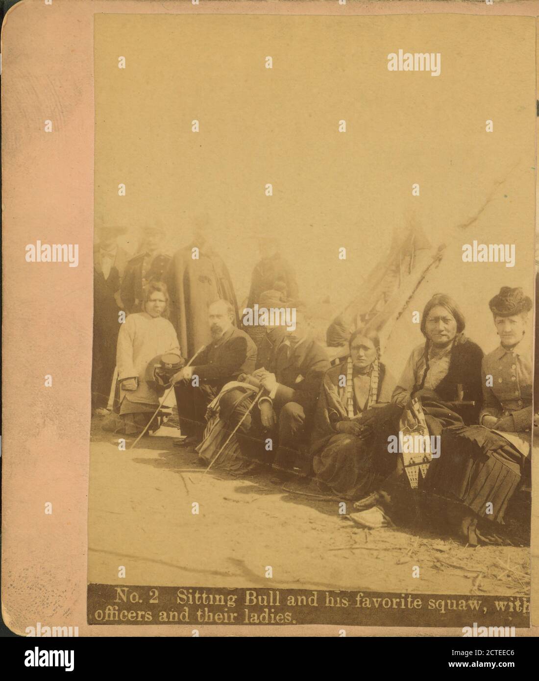 Sitting Bull et son squaw préféré, avec les officiers et leurs dames., Cross, W. R. (William R.), sitting Bull, 1834?-1890, Dakota du Nord Banque D'Images
