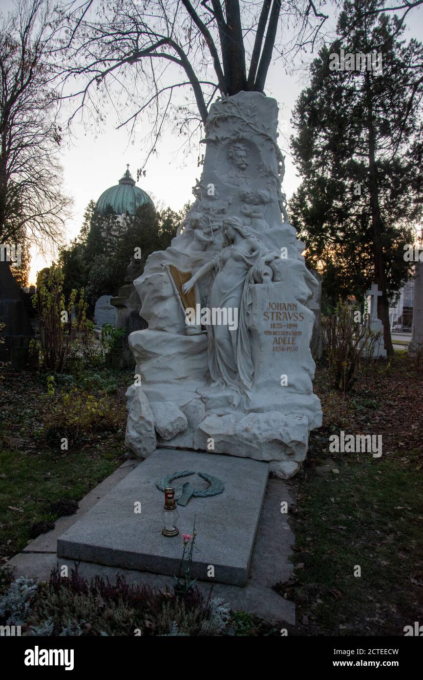 Tombeau de Johann Strauss II (né Johann Baptist Strauss; 25 octobre 1825 – 3 juin 1899), cimetière central de Vienne, Vienne, Autriche. Banque D'Images