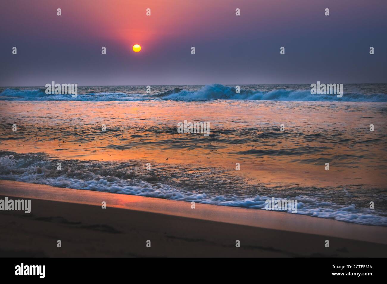 Magnifique lever de soleil sur la plage en exposition longue. Des éléments en mouvement pour le lever du soleil et la photographie des vagues depuis la plage de chennai, en inde. Ciel rouge dans la baie d'être Banque D'Images