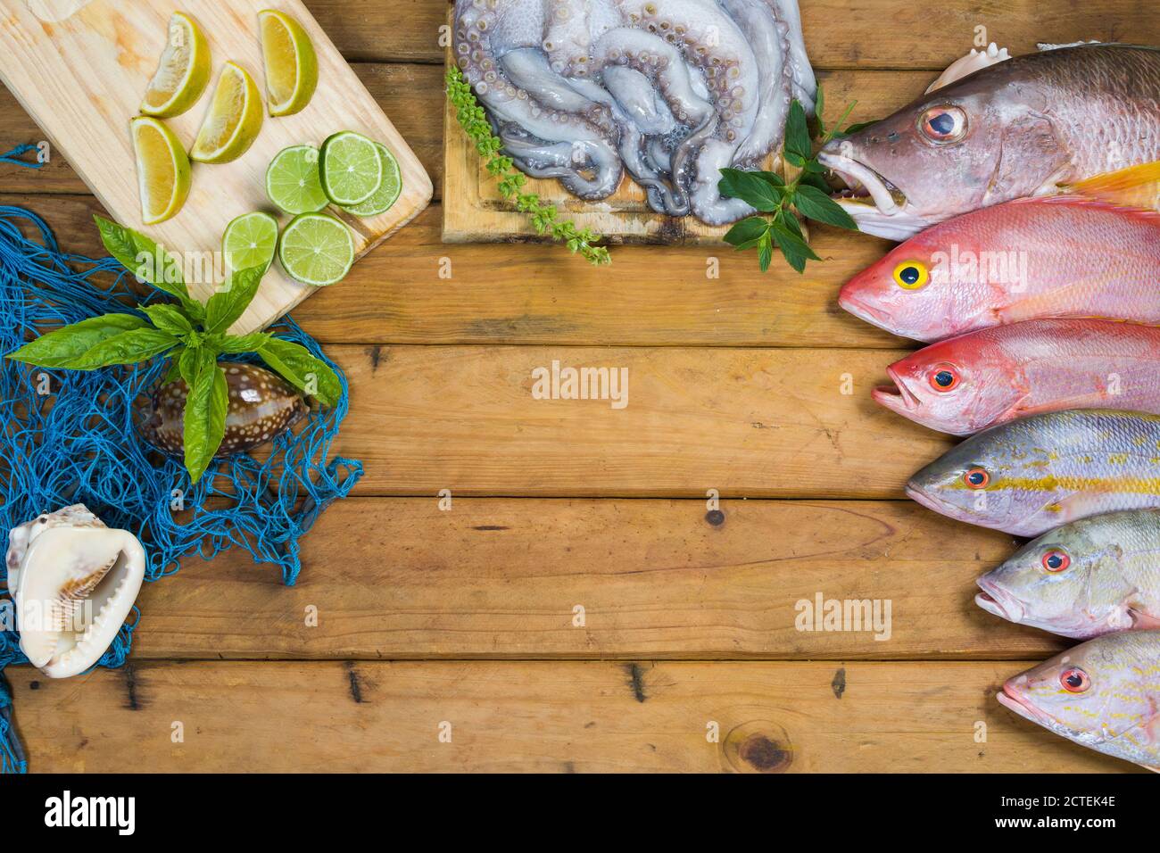 Poisson frais des Caraïbes, fruits de mer sur une ancienne table en bois. Vue de dessus. Gros plan. Banque D'Images