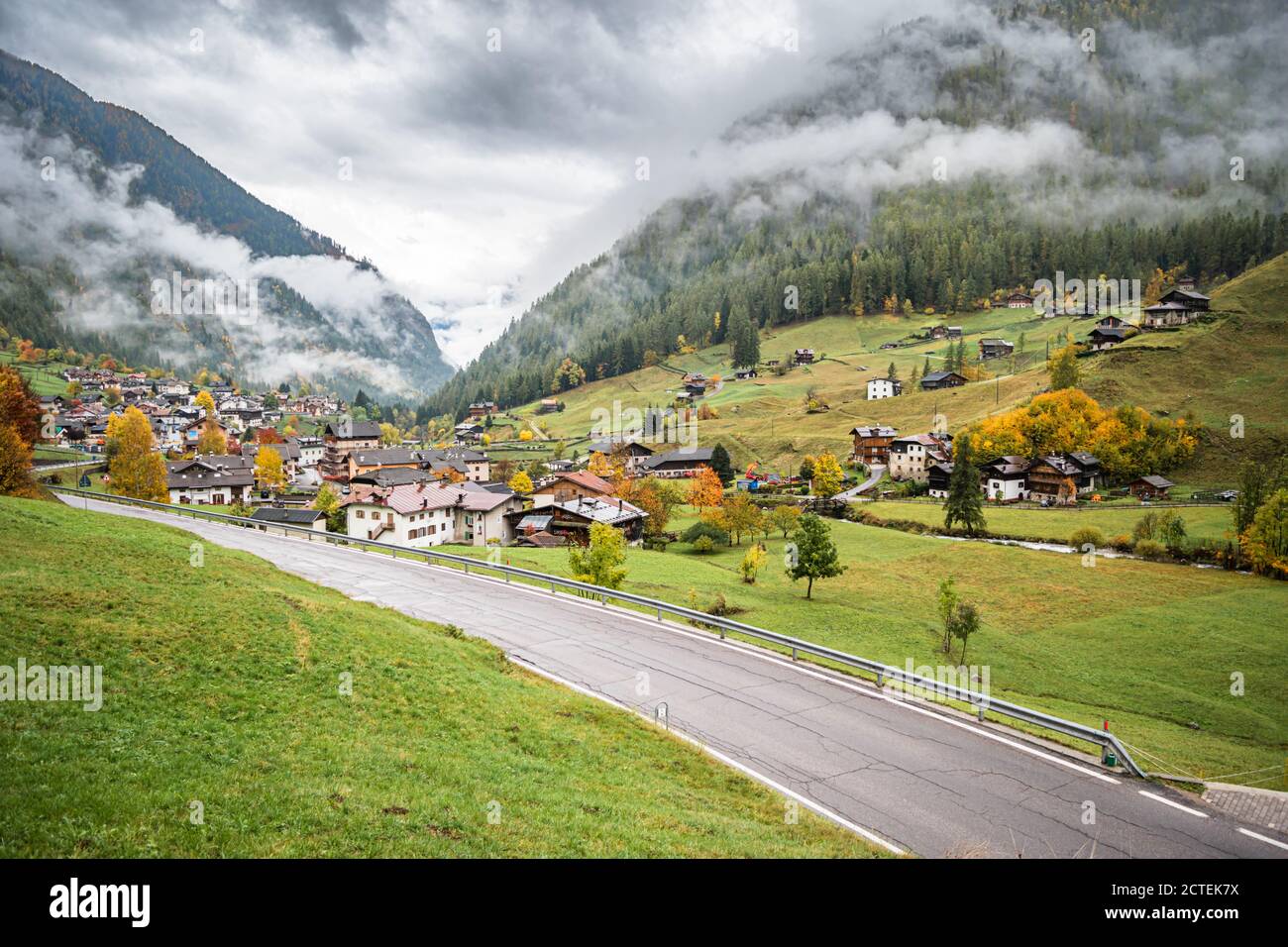Paysage de route le long d'un petit village dans le nord de l'Italie sur les pentes des Dolomites début de l'automne. Banque D'Images