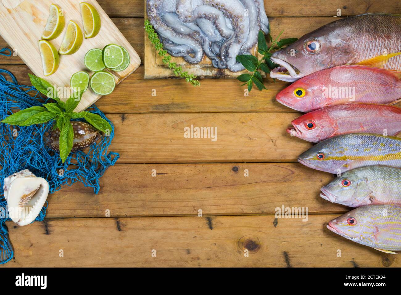Poisson frais des Caraïbes, fruits de mer sur une ancienne table en bois. Vue de dessus. Gros plan. Banque D'Images