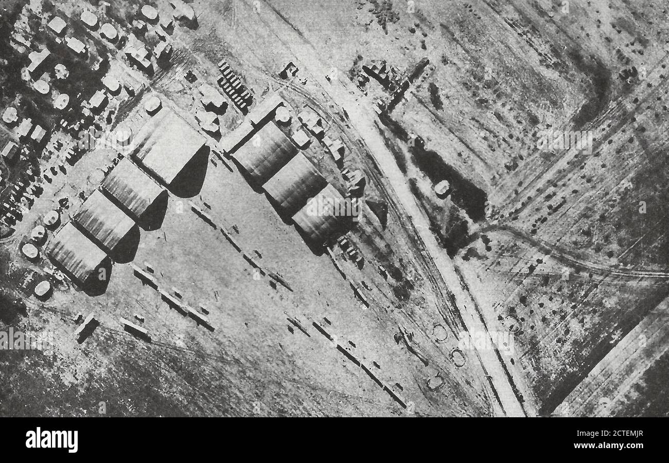 Vue aérienne du camp de l'aviation française près de Verdun pendant la première Guerre mondiale. On peut simplement voir les hangars avec l'insecte comme les avions de guerre devant eux. Derrière les hangars, les camions à moteur sont garés, et derrière ces tentes, les logements de vie des aviateurs Banque D'Images