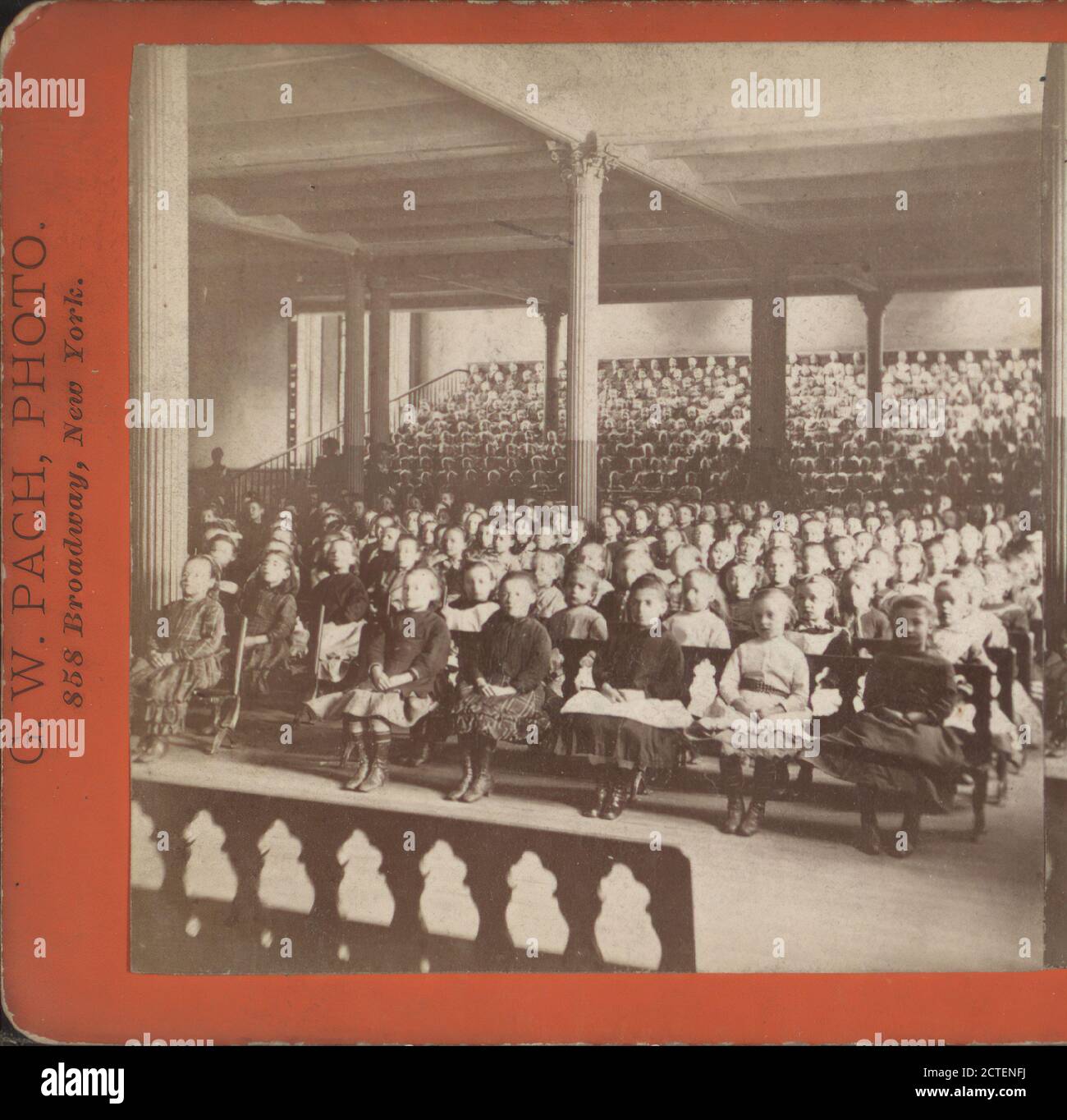 Département primaire de l'école n° 14, New York. (Assemblée pour les exercices du matin.), Pach, G. W. (Gustavus W.) (1845-1904), New York (État), New York (N.Y.), Manhattan (New York, N.Y.), New York Banque D'Images