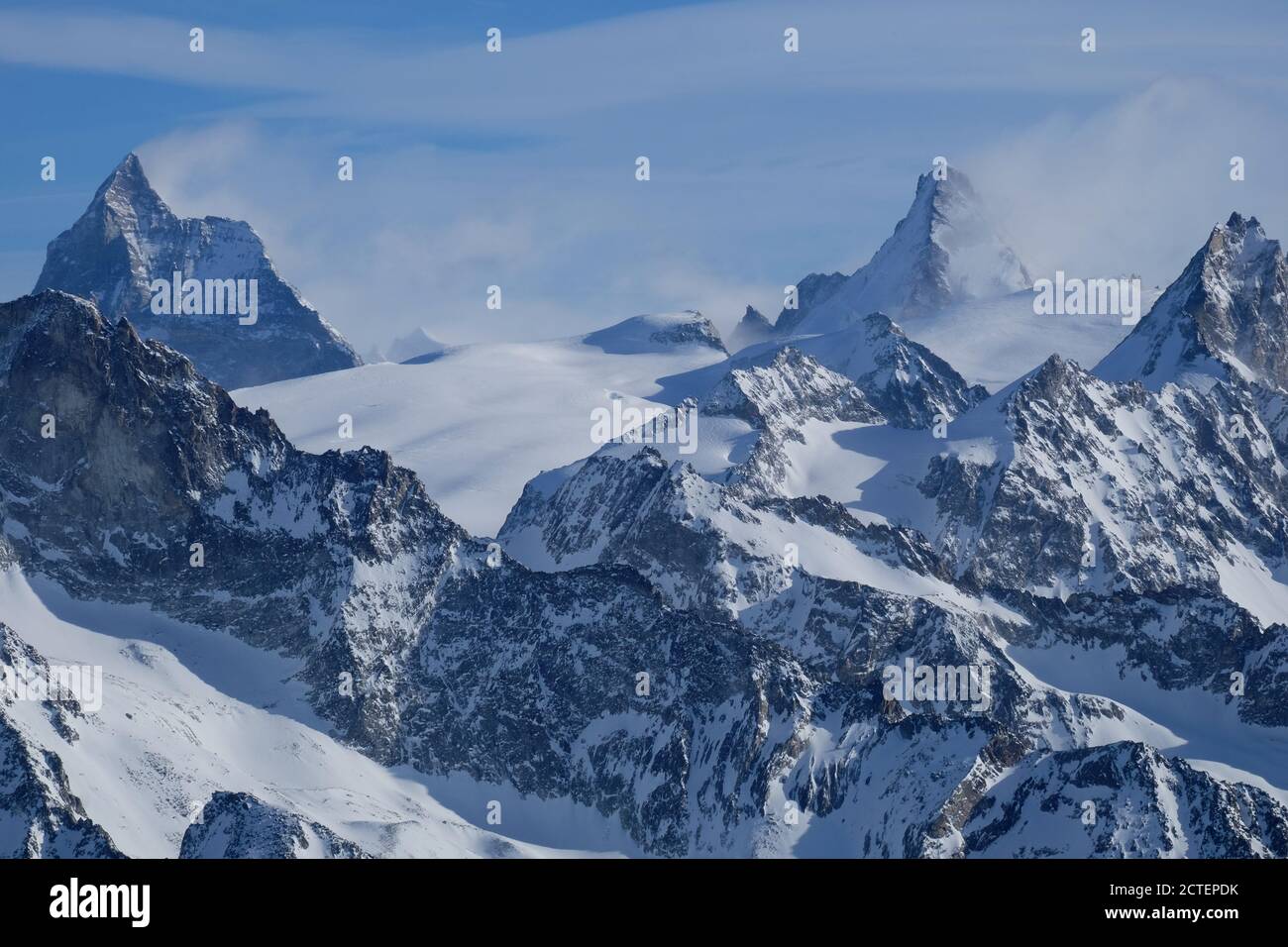 Neige couverte 'arrière' de Matterhorn et Dent d'Herens vu au printemps de la région d'Arolla, alpes suisses Banque D'Images