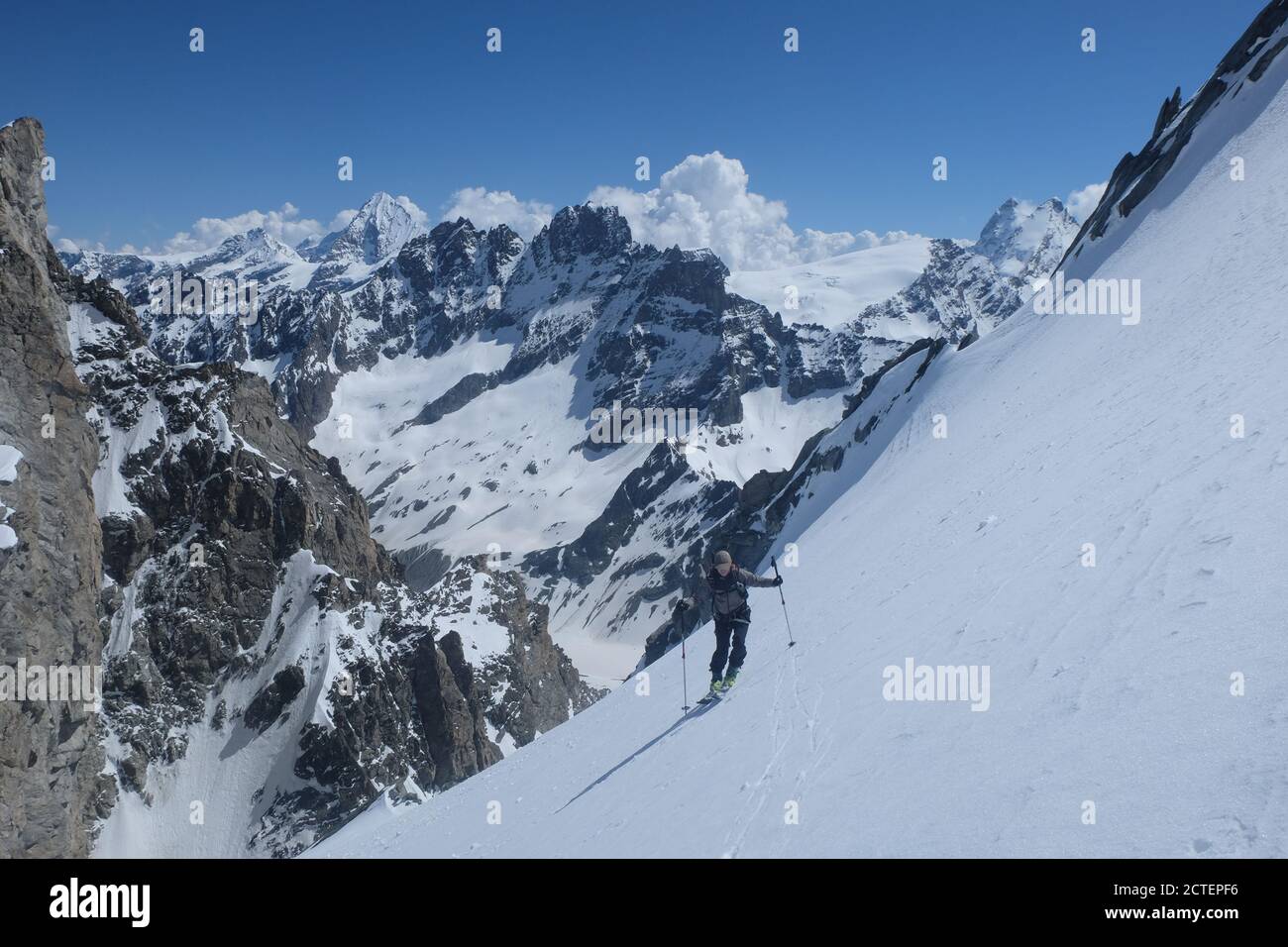 Vue pendant la montée en ski de l''eveque vers les Bouquetins, une chaîne de montagnes du Valais/alpes suisses Banque D'Images