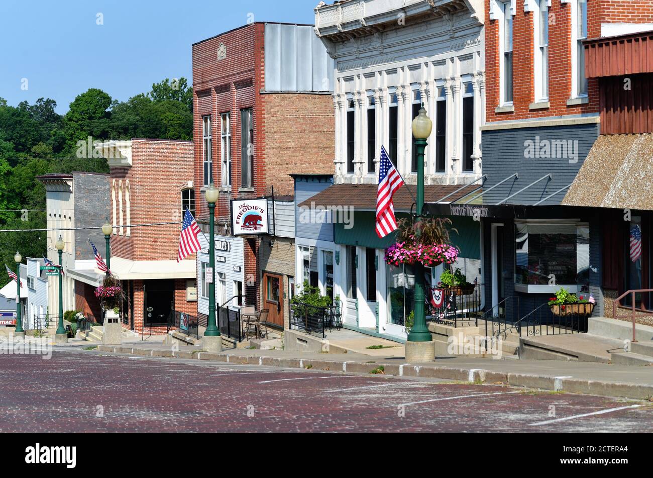 Mt. Carroll, Illinois, États-Unis. Quelques façades de bâtiments colorées le long d'une rue principale en terrasse dans une petite communauté de l'Illinois. Banque D'Images