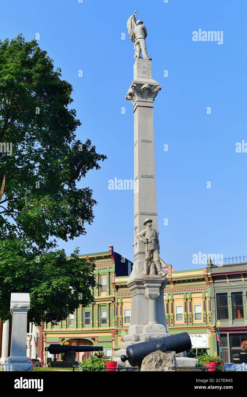 Mt. Carroll, Illinois, États-Unis. Le monument des soldats et marins du comté de Carroll sur la place du palais de justice de la ville. Banque D'Images