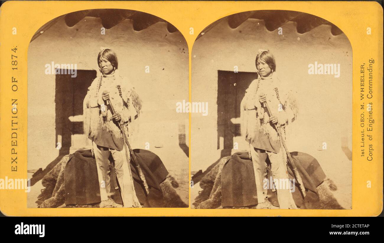 Shee-zah-Nan-tan, Jicarilla Apache brave en costume caractéristique, nord du Nouveau-Mexique., relevés géographiques à l’ouest du 100e méridien (États-Unis), O’Sullivan, Timothy H. (1840-1882), 1874, États-Unis Banque D'Images