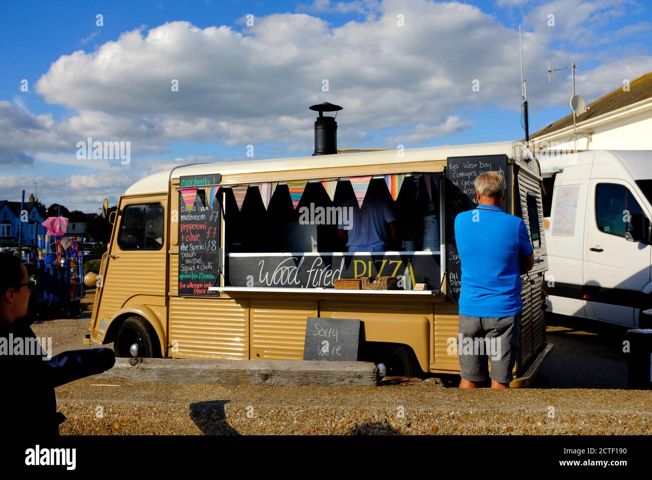 Pizza à emporter au feu de bois camion de traiteur à Freshwater Bay Ile de Wight Royaume-Uni Banque D'Images