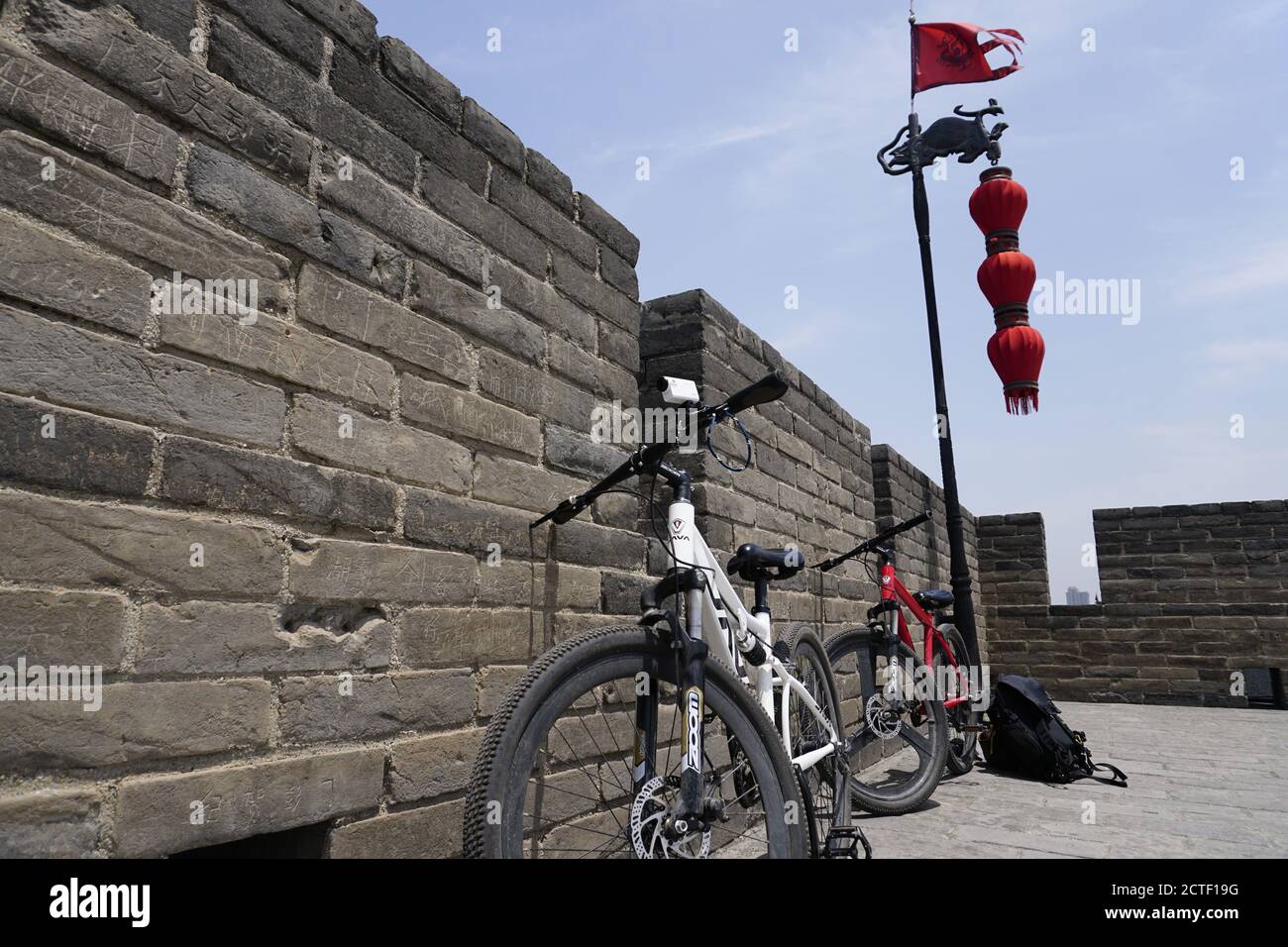 deux vélos de visite se penchent contre le mur de l'ancienne ville. L'ancien mur de la ville de Xi'an est classé au patrimoine culturel mondial de l'UNESCO. Banque D'Images