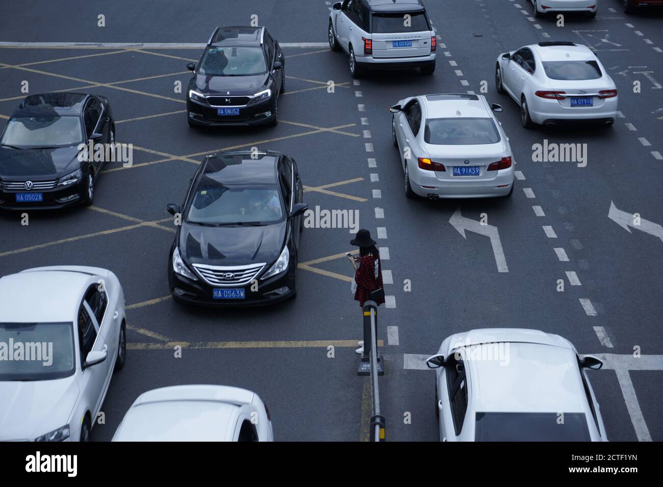 Des voitures attendent à un carrefour bondé dans le centre-ville de Chengdu, vu depuis un pont. Banque D'Images