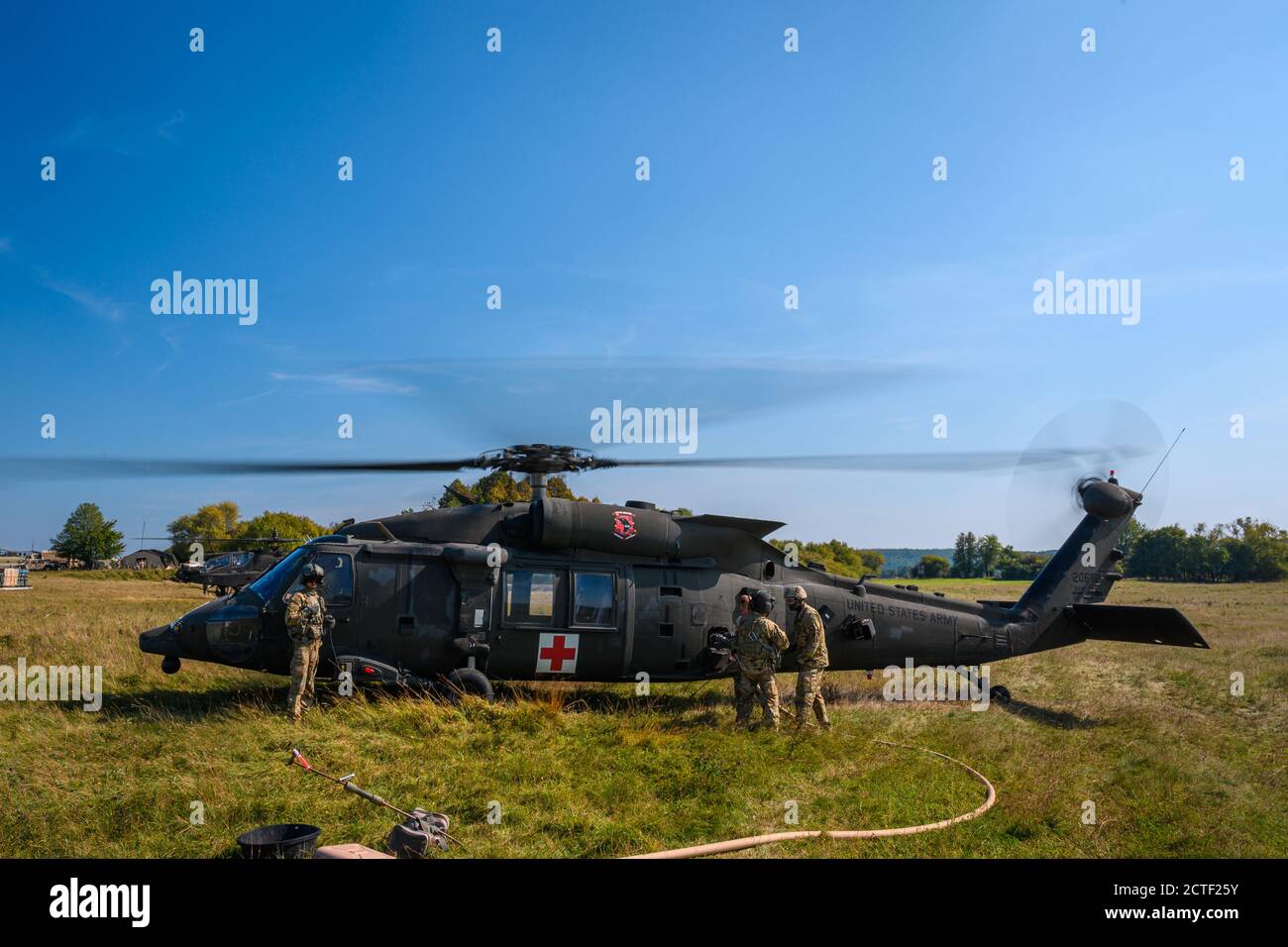 Une armée américaine HH-60M Blackhawk et AH-64 Apache appartenant au 6e Bataillon, 101e Brigade de l'aviation de combat, 101e Division aéroportée, effectuent des opérations de ravitaillement à chaud à une compagnie Echo, 6e Bataillon, 101e POINT de ravitaillement DE la zone avant DU TAXI le 22 septembre 2020, à la zone d'entraînement Hohenfels. Combined Resolve XIV est un exercice multinational dirigé par le Département de l'Armée de terre conçu pour construire le 2e ABCT, 3e Inf. Dive est prêt et améliore l’interopérabilité avec les forces alliées pour combattre et gagner contre tout adversaire. (É.-U. Photo de l'armée par le Sgt. 1ère classe Garrick W. Morgenweck) Banque D'Images