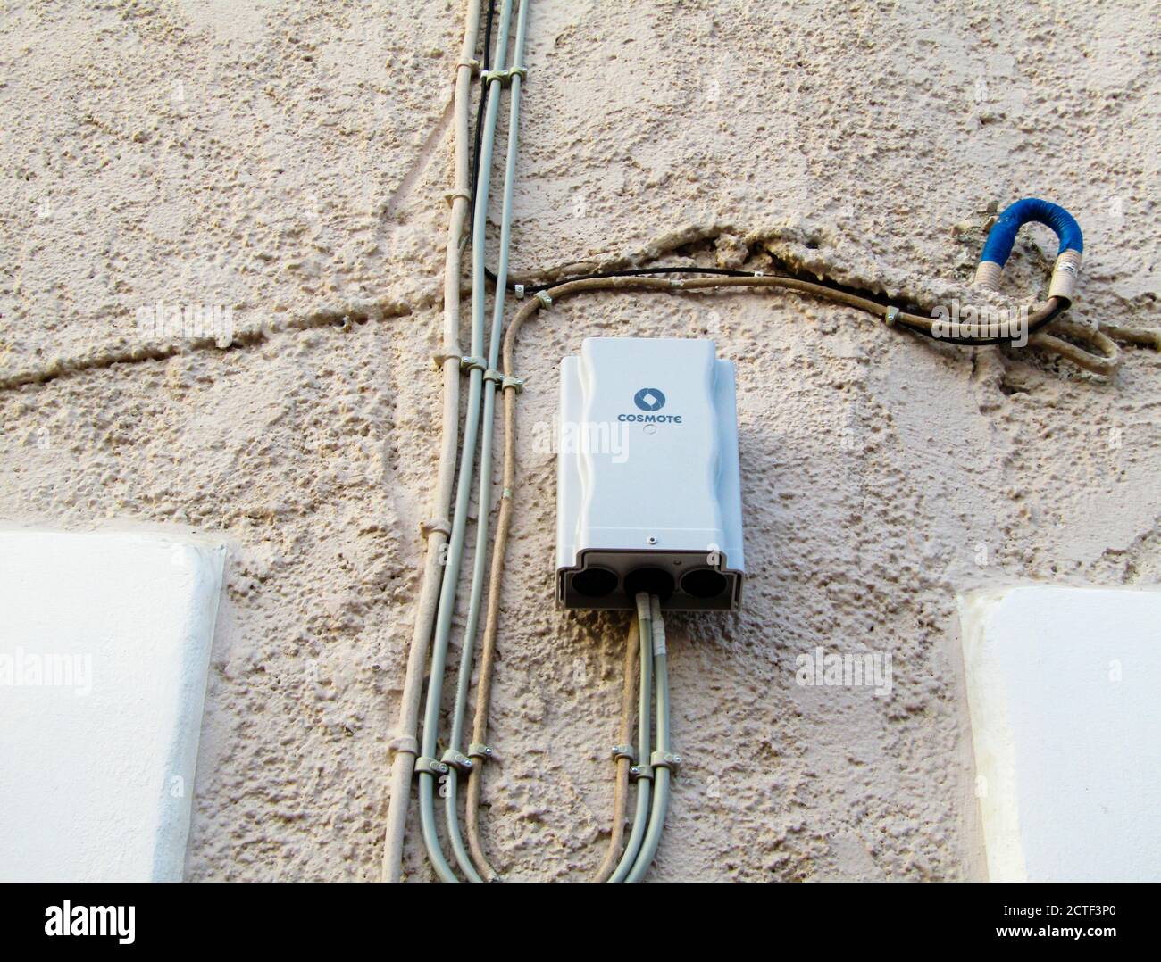 Ligne téléphonique et boîtier de raccordement Internet sur un mur, Crète,  Grèce Photo Stock - Alamy