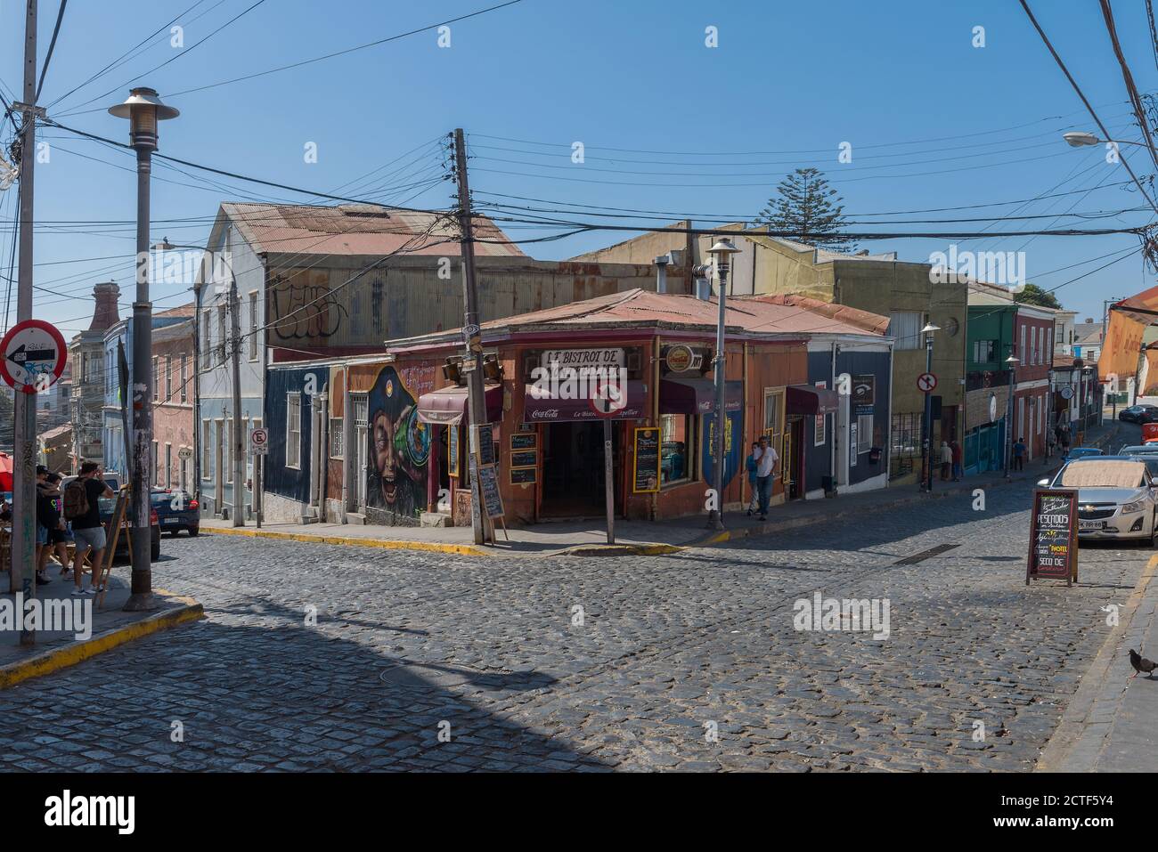 Vue sur une rue de la vieille ville de Valparaiso, au Chili Banque D'Images