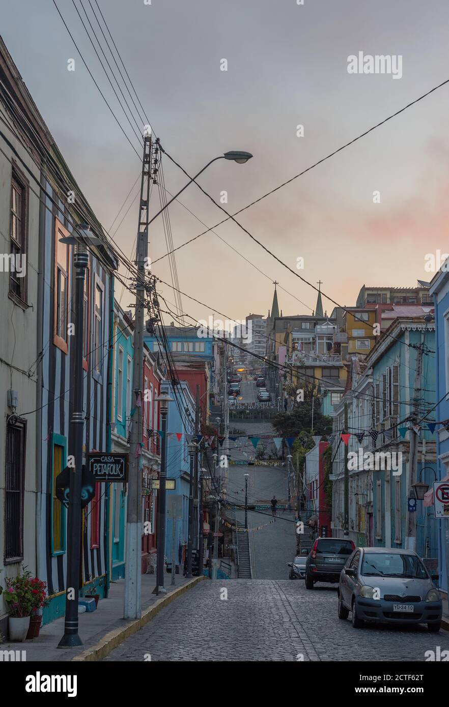 Vue sur une rue de la vieille ville de Valparaiso, au Chili Banque D'Images