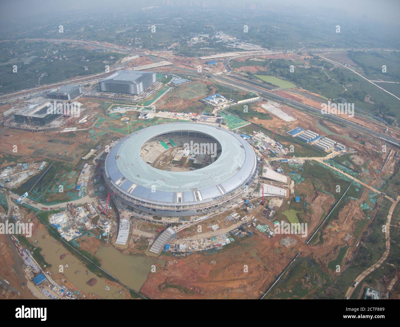 Une vue aérienne du stade de 40,000 capacités, qui sera le stade principal de la prochaine Universiade d'été 2021, en construction, Chengdu ci Banque D'Images