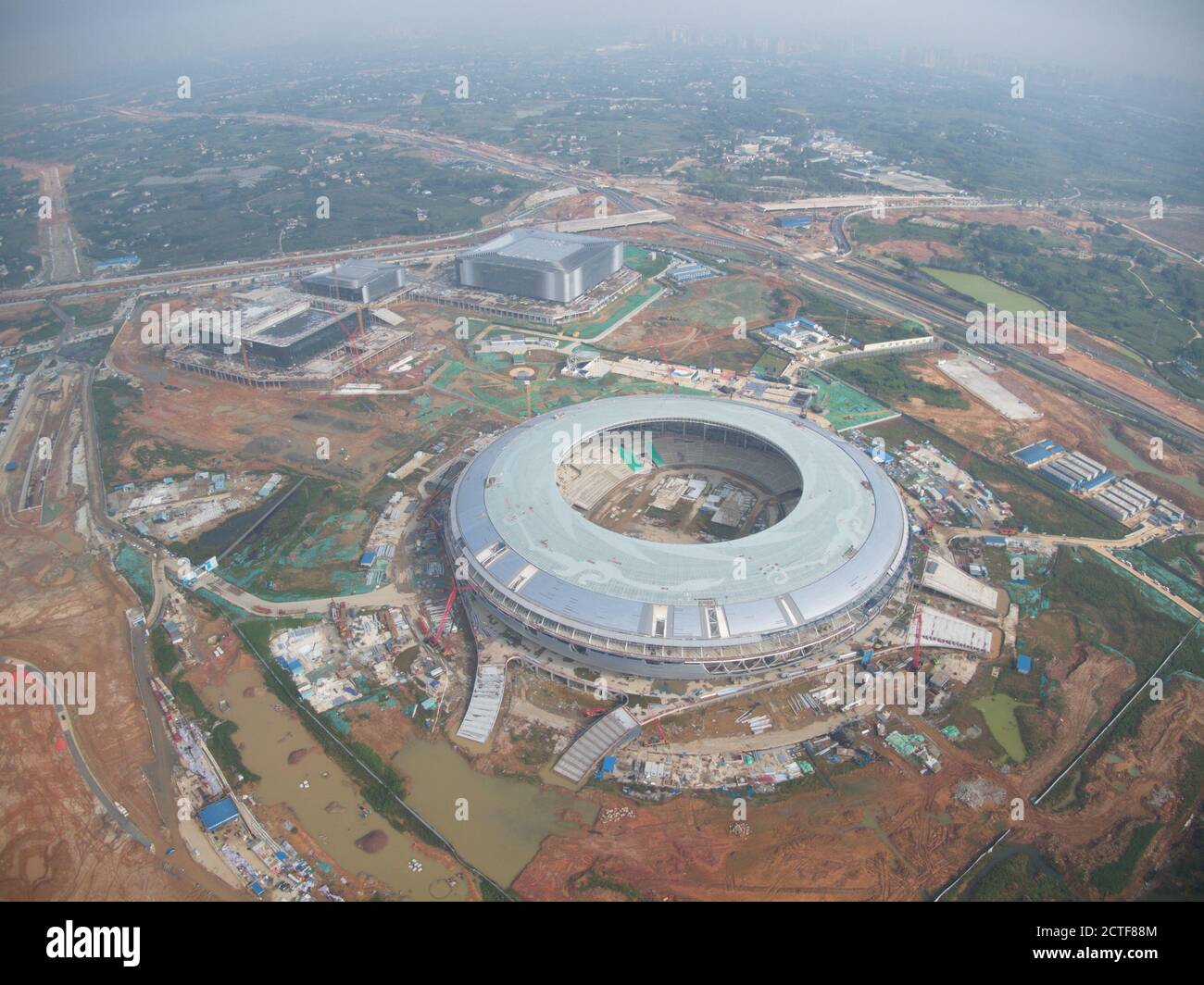 Une vue aérienne du stade de 40,000 capacités, qui sera le stade principal de la prochaine Universiade d'été 2021, en construction, Chengdu ci Banque D'Images