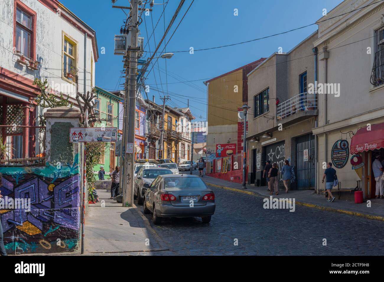Vue sur une rue de la vieille ville de Valparaiso, au Chili Banque D'Images