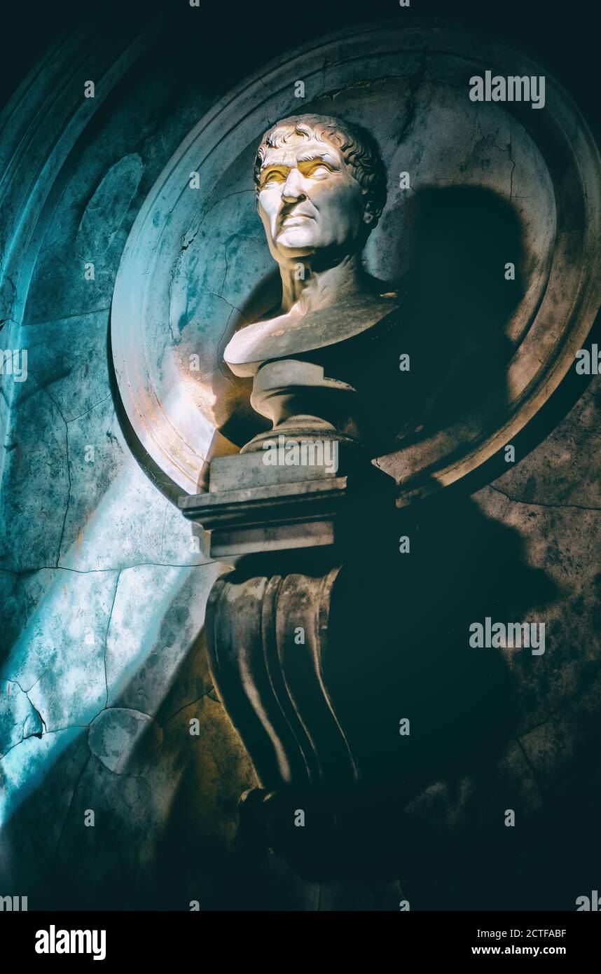 portrait de statue de demi-longueur arrière-plan vertical dans l'obscurité avec rayons de soleil filtrer les ombres Banque D'Images