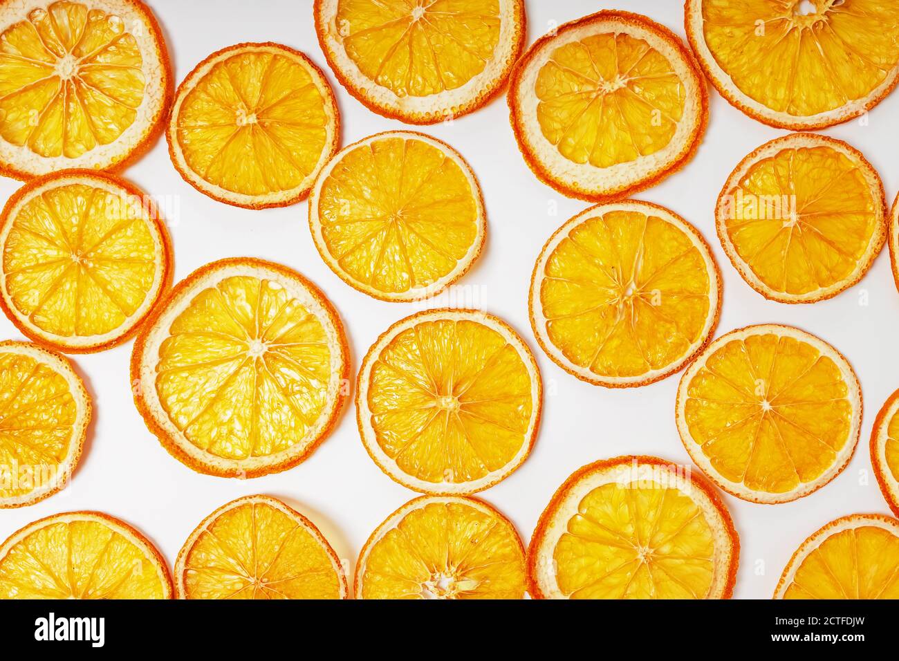 Gros plan sur des tranches d'orange séchées sur fond blanc Banque D'Images