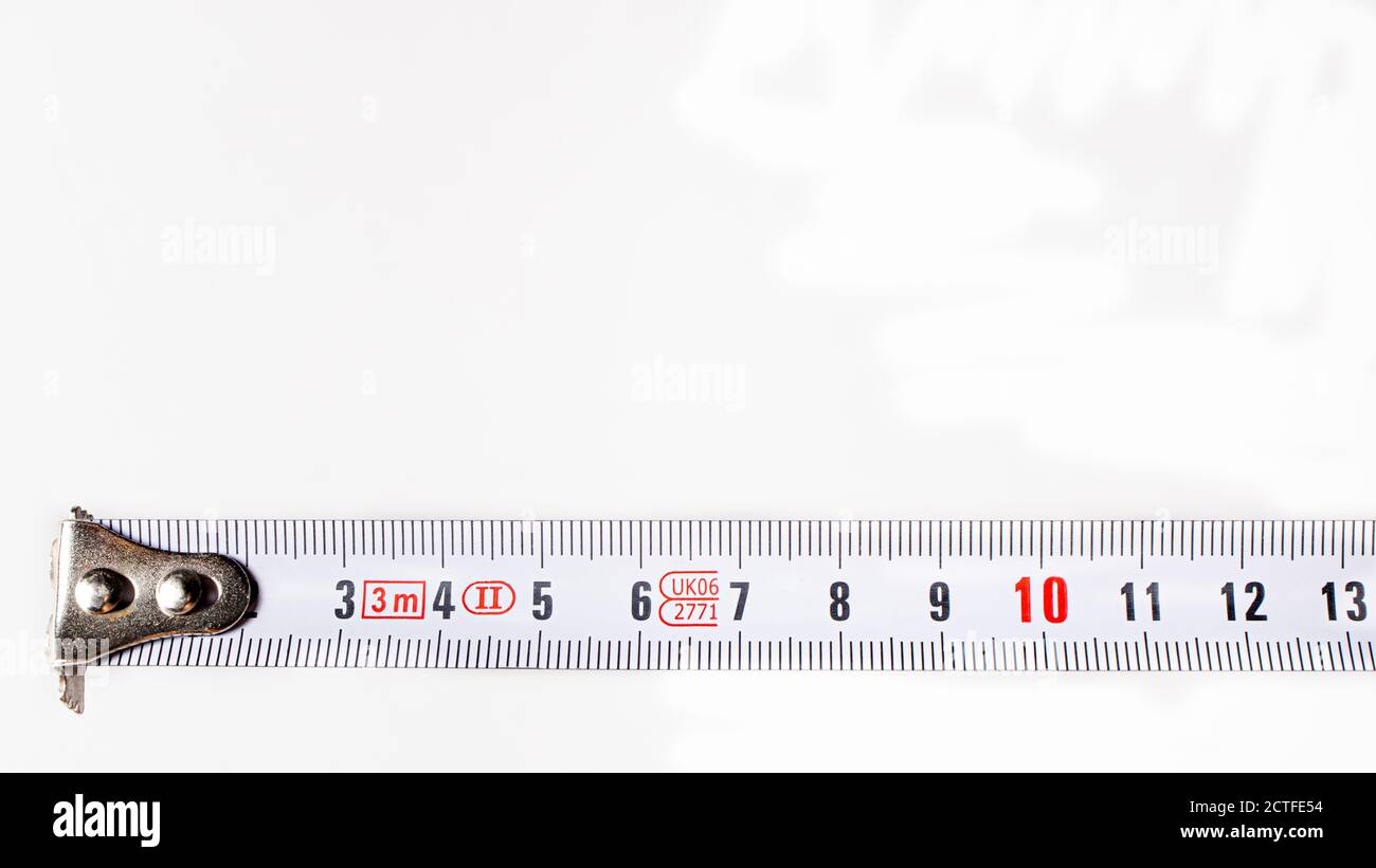 Mètre à ruban avec un nombre de centimètres sur un fond blanc. Outils de construction. Banque D'Images