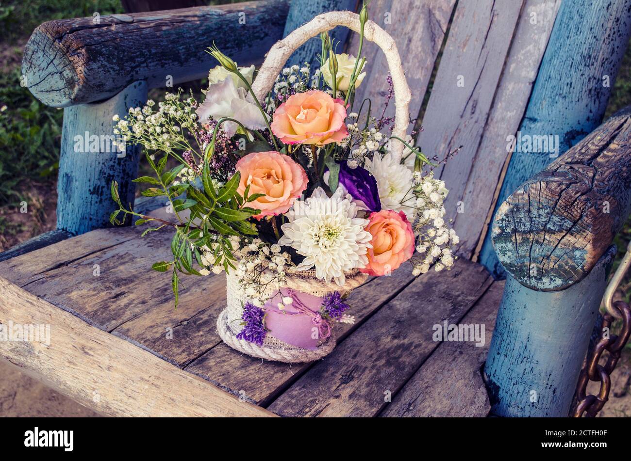 Bouquet de roses orange et de chrysanthèmes sur fond de bois de sorbde. Photo bouquet de fleurs. Banque D'Images