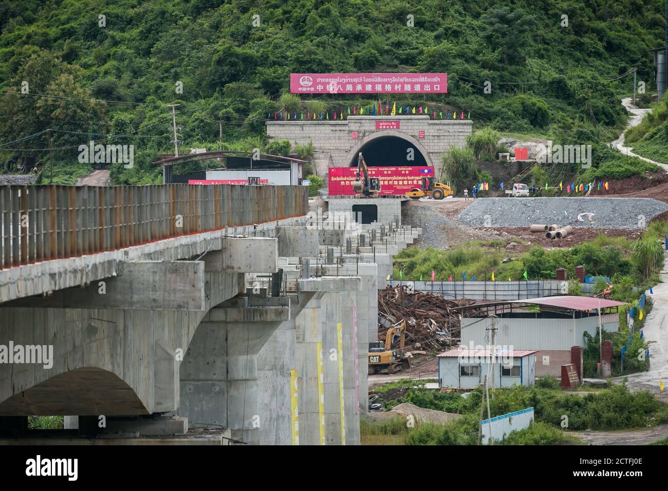 Vientiane. 21 septembre 2020. Photo prise le 21 septembre 2020 montre la sortie du tunnel Ban Phoukeu à Muang Nga de la province d'Oudomxay, au Laos. Mardi, une société chinoise d'ingénierie ferroviaire a percé le tunnel Ban Phoukeu, le dernier grand long tunnel de près de 9,000 mètres le long du chemin de fer Chine-Laos. Il a marqué une étape importante dans la construction du chemin de fer transfrontalier et a jeté les bases solides pour l'achèvement en temps opportun du méga projet. Credit: Kaikeo Saiyasane/Xinhua/Alay Live News Banque D'Images