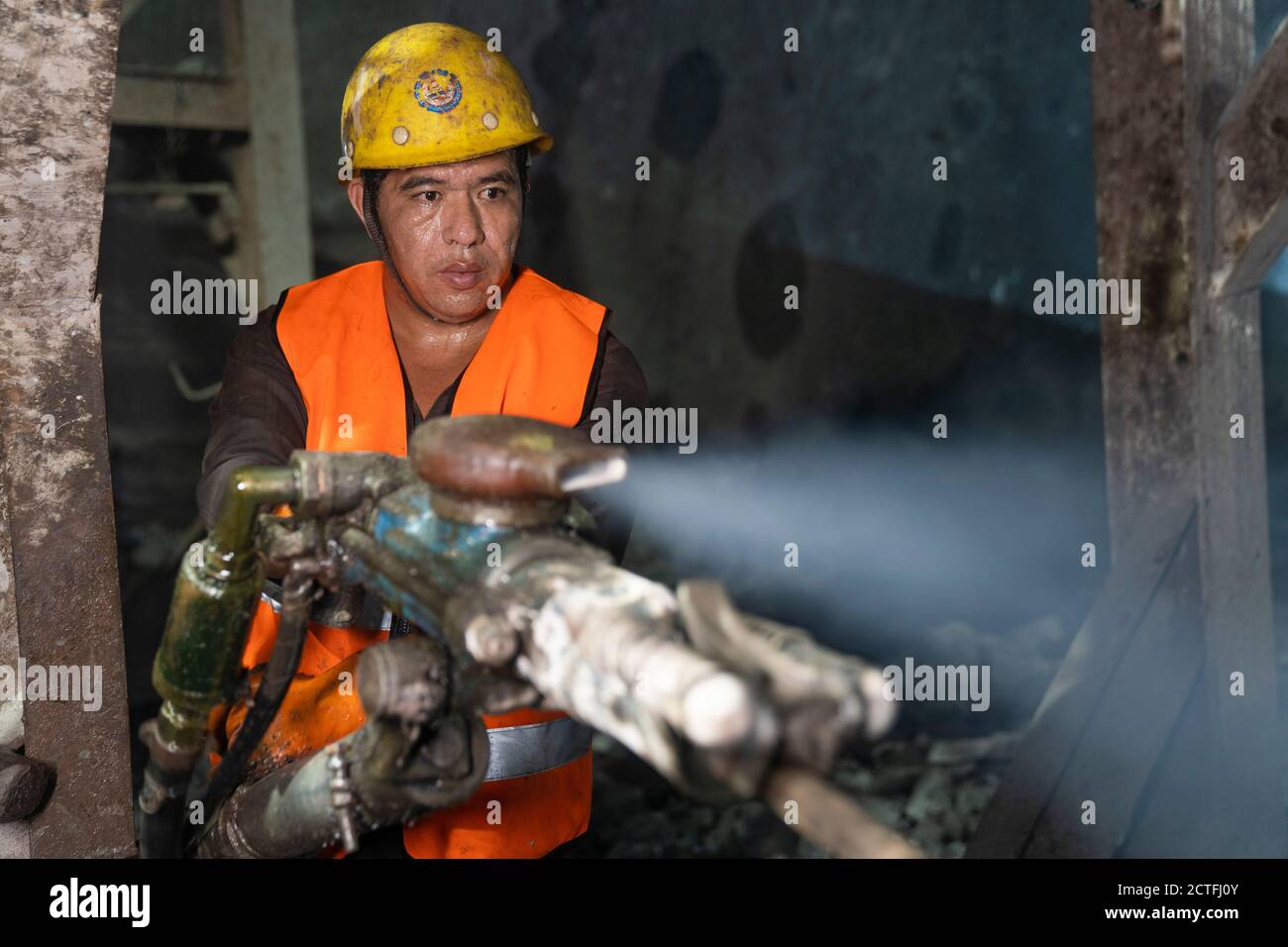 Vientiane, Laos. 21 septembre 2020. Un ouvrier est vu au chantier de construction du tunnel Ban Phoukeu à Muang Nga, dans la province d'Oudomxay, au Laos, le 21 septembre 2020. Mardi, une société chinoise d'ingénierie ferroviaire a percé le tunnel Ban Phoukeu, le dernier grand long tunnel de près de 9,000 mètres le long du chemin de fer Chine-Laos. Il a marqué une étape importante dans la construction du chemin de fer transfrontalier et a jeté les bases solides pour l'achèvement en temps opportun du méga projet. Crédit: PAN Longzhu/Xinhua/Alamy Live News Banque D'Images