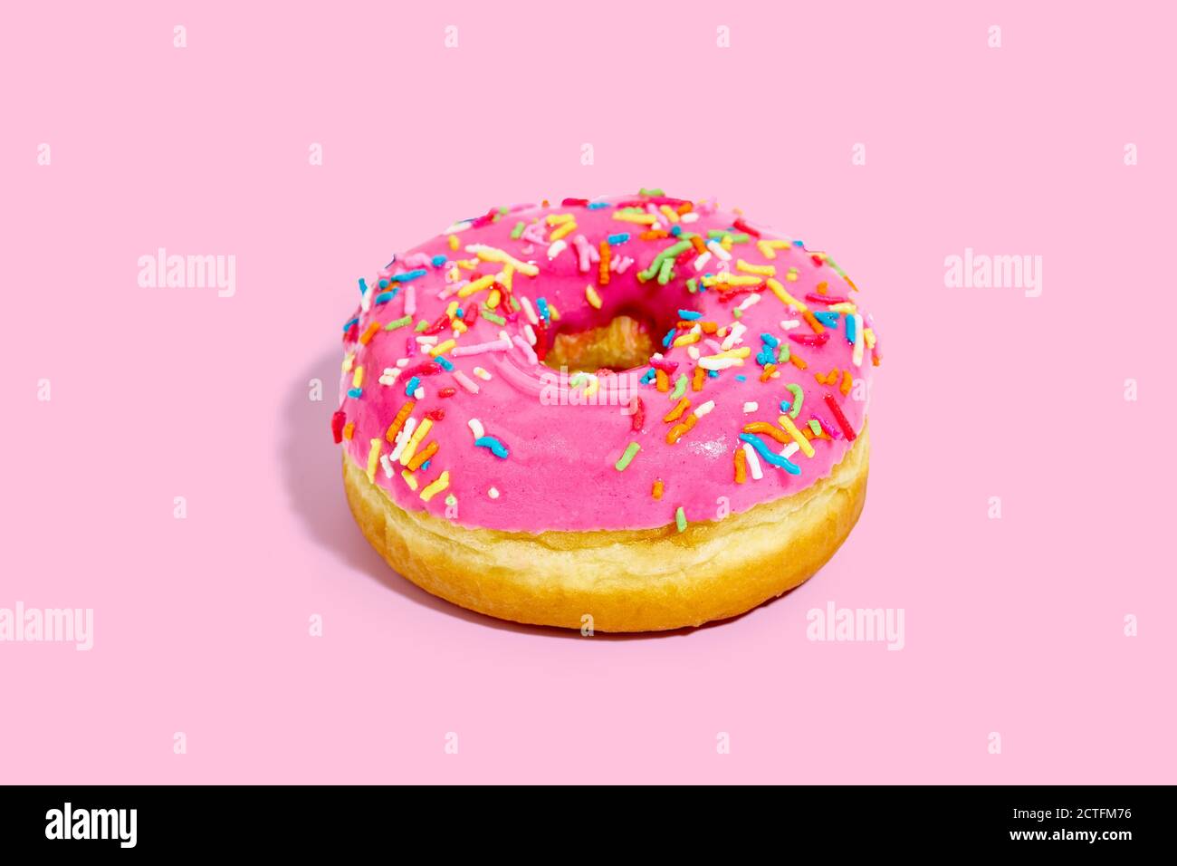 Donut rose glacé doux isolé sur fond coloré avec copie espace Banque D'Images