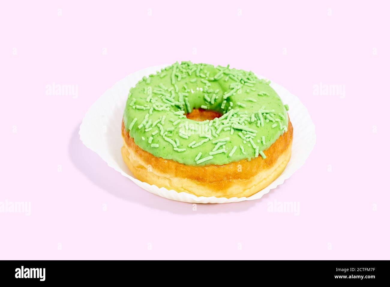 Beignet vert glacé doux avec remplissage de pomme isolé sur coloré arrière-plan avec espace de copie Banque D'Images