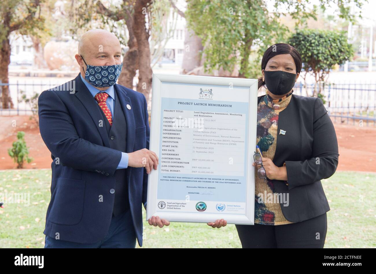 (200923) -- GABORONE, 23 septembre 2020 (Xinhua) -- Le représentant de l'Organisation des Nations Unies pour l'alimentation et l'agriculture (FAO) au Botswana, René Czudek (L), et le ministre de l'environnement, de la conservation des ressources naturelles et du tourisme du Botswana, Philda Kereng (R), posent pour une photo lors du lancement d'un projet d'évaluation de la dégradation des sols à Gaborone, au Botswana, le 22 septembre 2020. (Photo de Tshekiso Tebalo/Xinhua) Banque D'Images