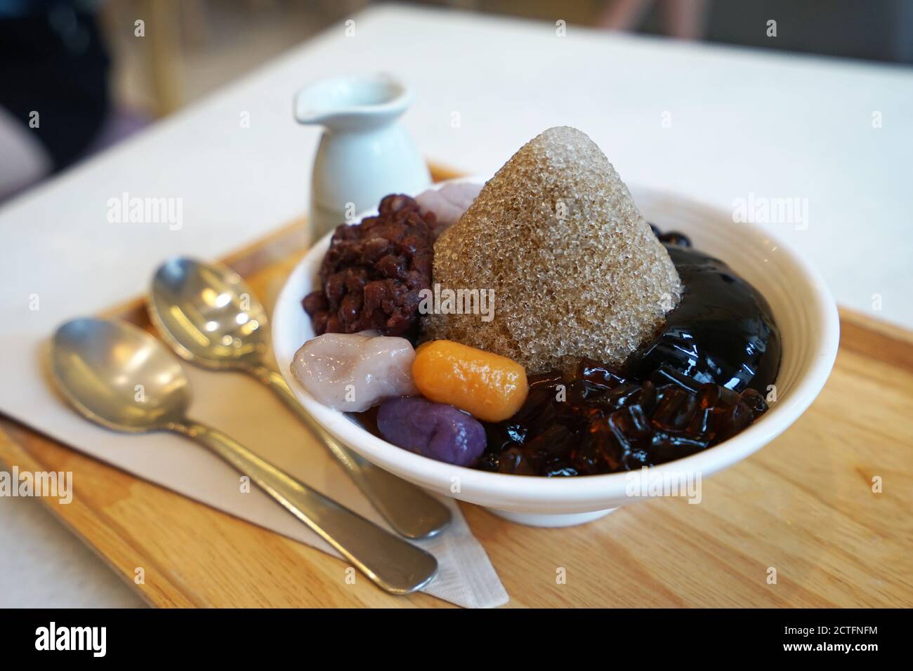 Gros plan Bao Bing (Tsuabing), dessert de glace taïwanais rasé, avec diverses garnitures comme des fruits, des haricots, du taro et des boules de tapioca Banque D'Images