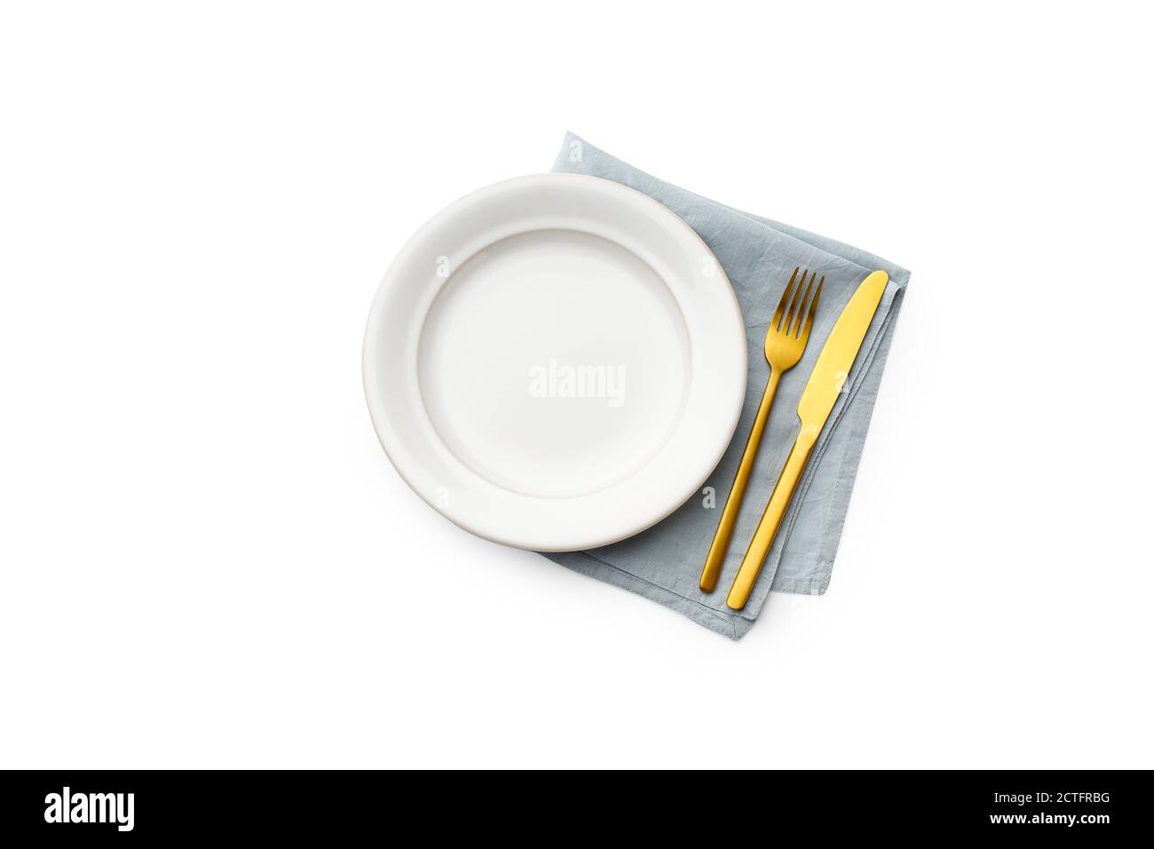 Plat déposer une assiette blanche vide, une serviette bleue et des couverts dorés isolés sur fond blanc. Vue du dessus de la fourche et du couteau Banque D'Images