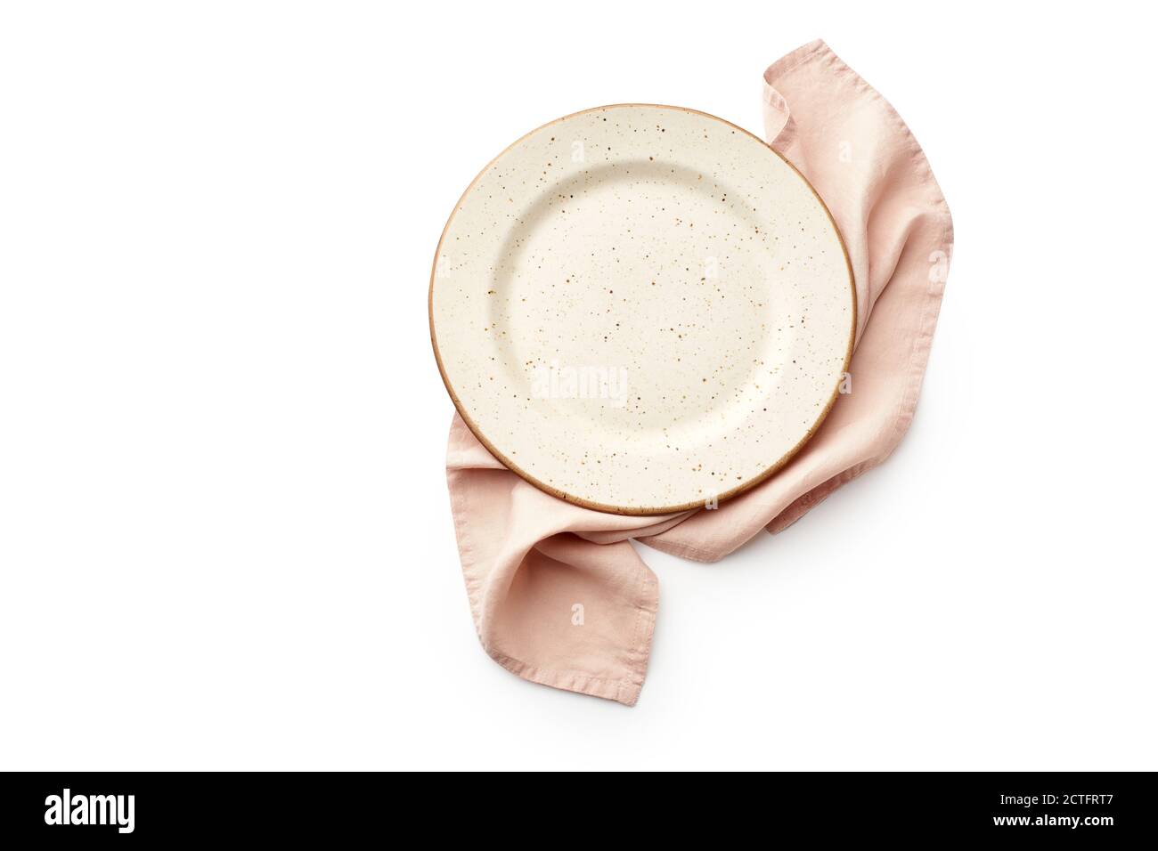 Plat poser beige assiette vide et torchon rose plié vue de dessus isolée sur fond blanc avec espace de copie Banque D'Images
