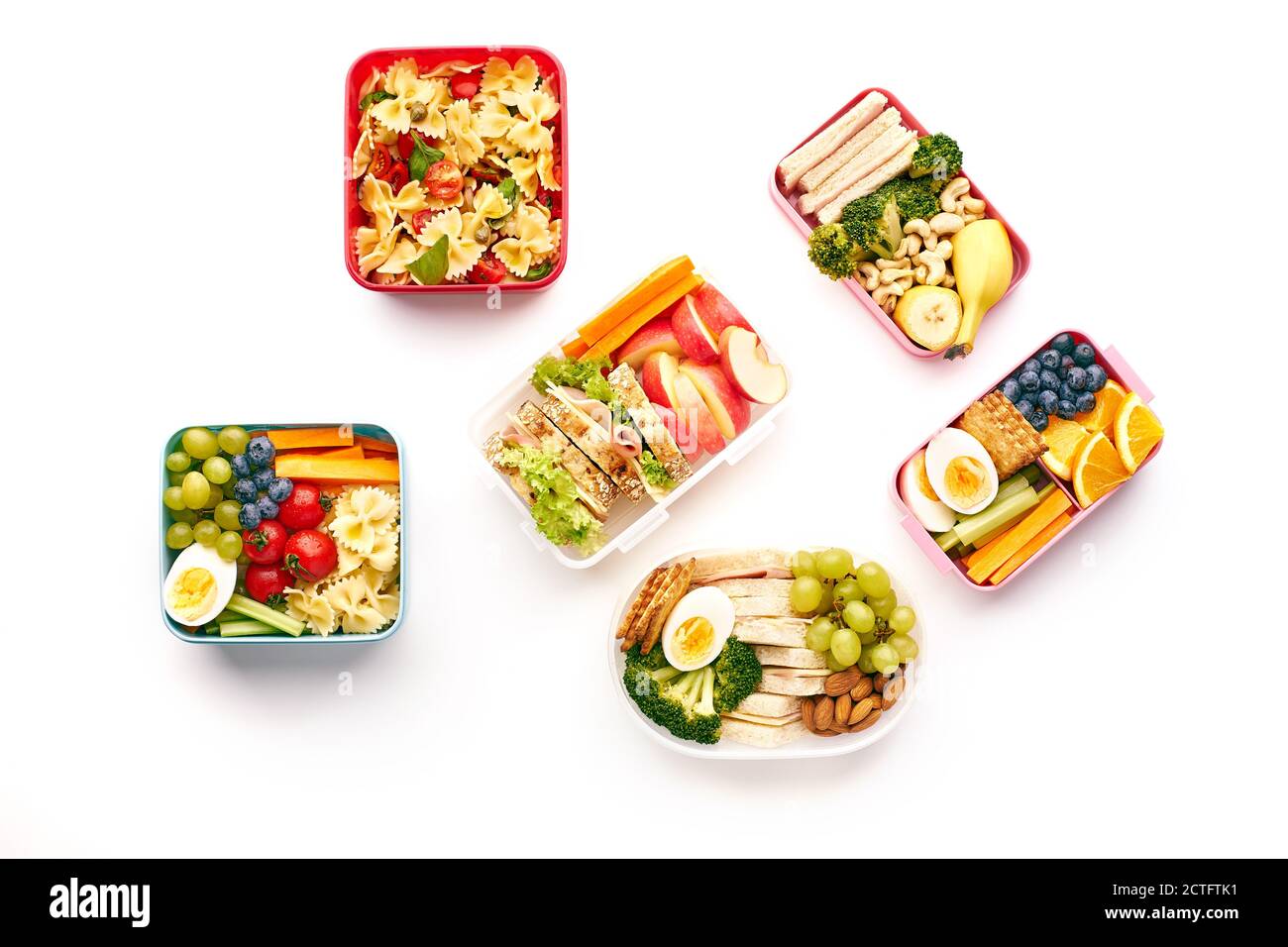 Vue de dessus des boîtes à lunch de bureau avec divers repas sains nutritifs sur fond blanc. Repas du midi d'en haut Banque D'Images