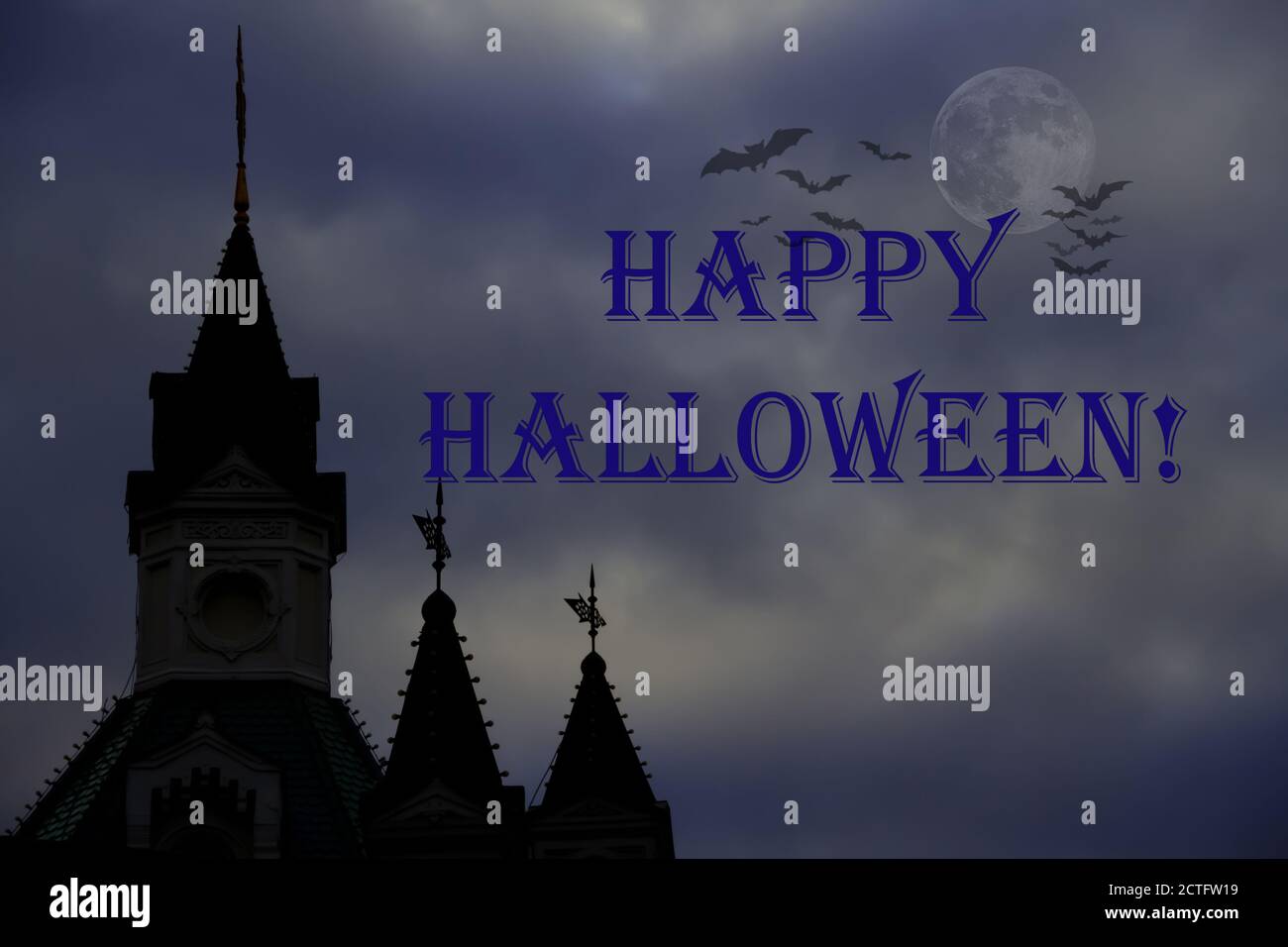Salutation d'Halloween, texte sur le fond de la silhouette d'un château gothique tour, ciel nuageux de nuit et pleine lune. Carte de vœux, affiche ou bannière Banque D'Images