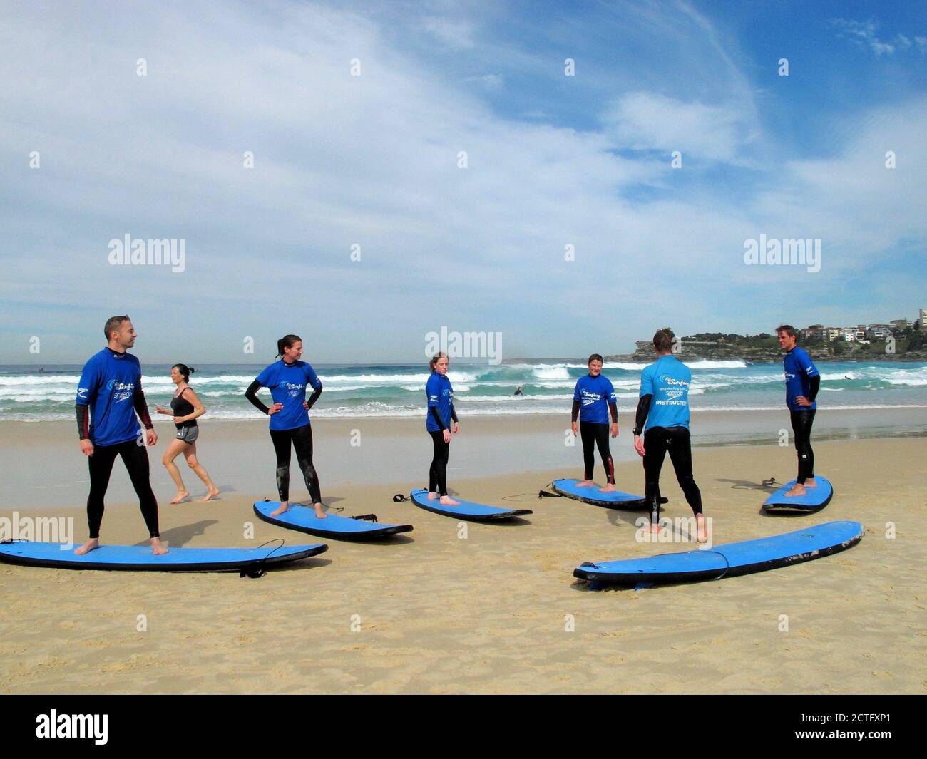 UNE LEÇON DE SURF SUR LA PLAGE DE BONDI, L'UNE DES PLUS CÉLÈBRES BEACHERS À SEVEN KILOMETRI DU CENTRE DE SIDNEY Banque D'Images