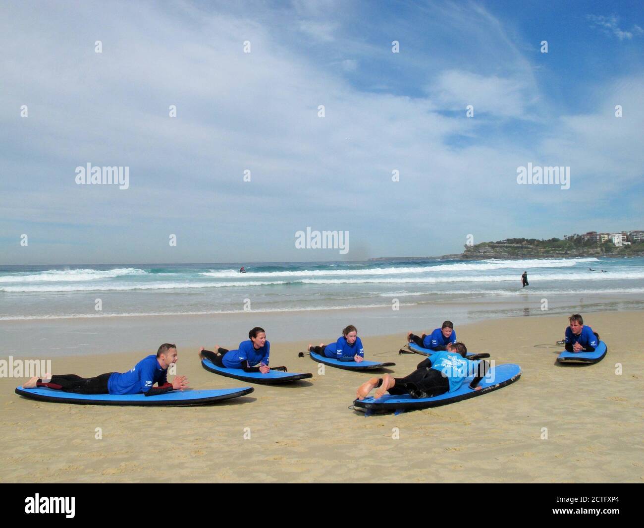 UNE LEÇON DE SURF SUR LA PLAGE DE BONDI, L'UNE DES PLUS CÉLÈBRES BEACHERS À SEVEN KILOMETRI DU CENTRE DE SIDNEY Banque D'Images