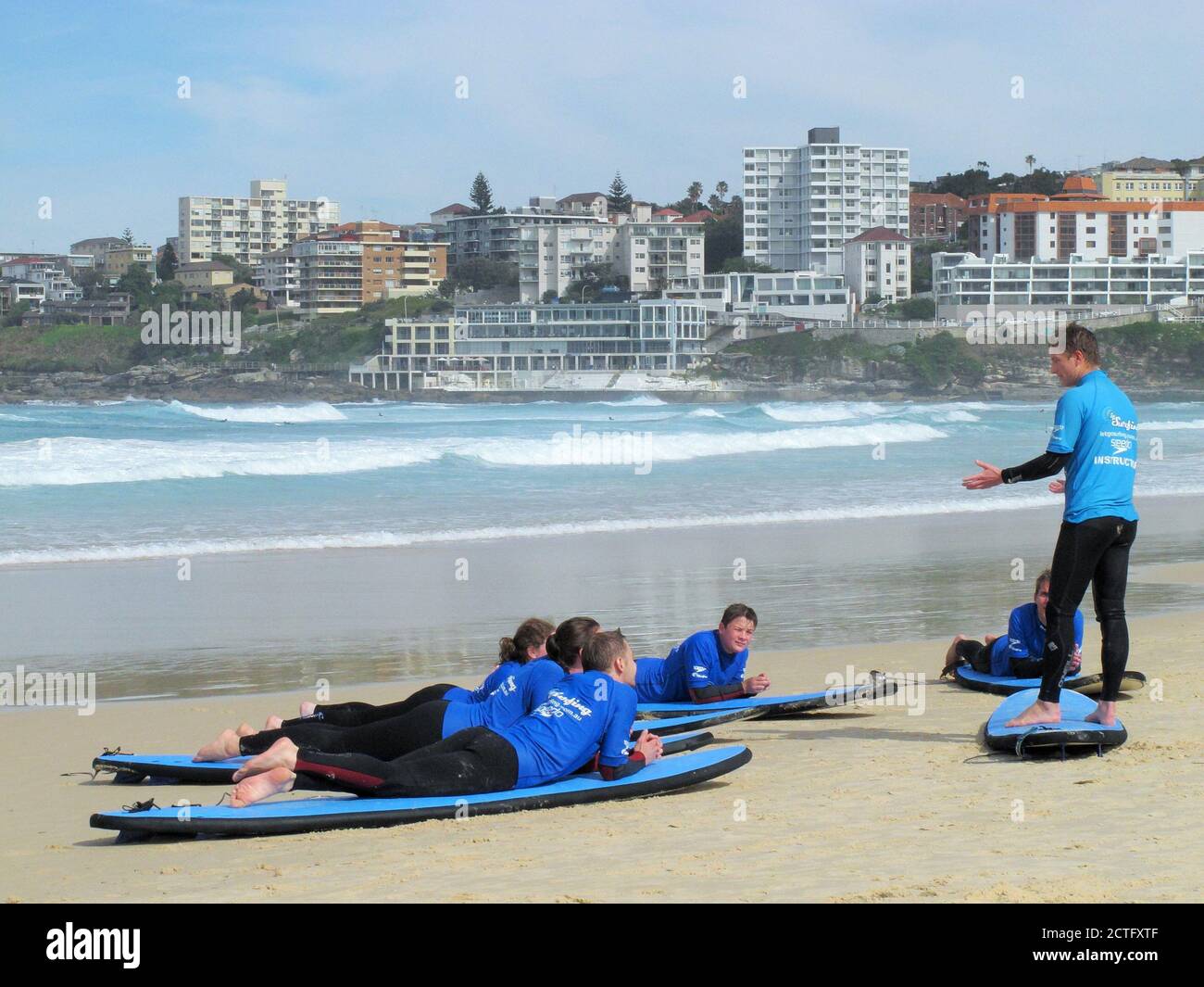 UNE LEÇON DE SURF SUR LA PLAGE DE BONDI, L'UNE DES PLUS CÉLÈBRES BEACHERS À SEVEN KILOMETRI DU CENTRE DE SIDNEY Banque D'Images