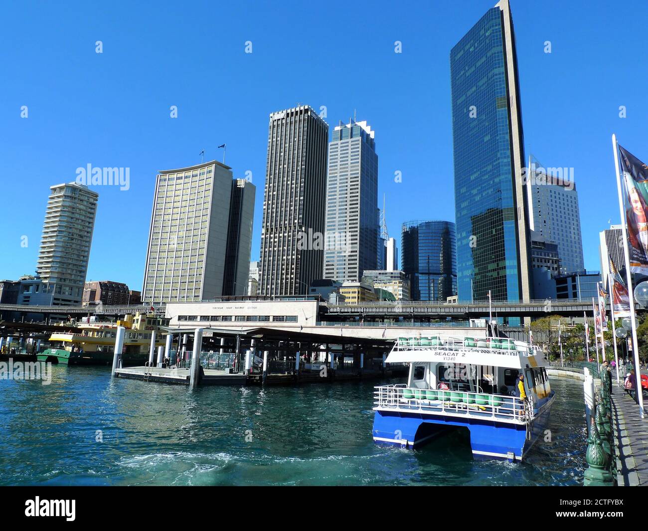 FERRY AU DÉPART DE CIRCULAR QUAY FERRY WHARF Banque D'Images