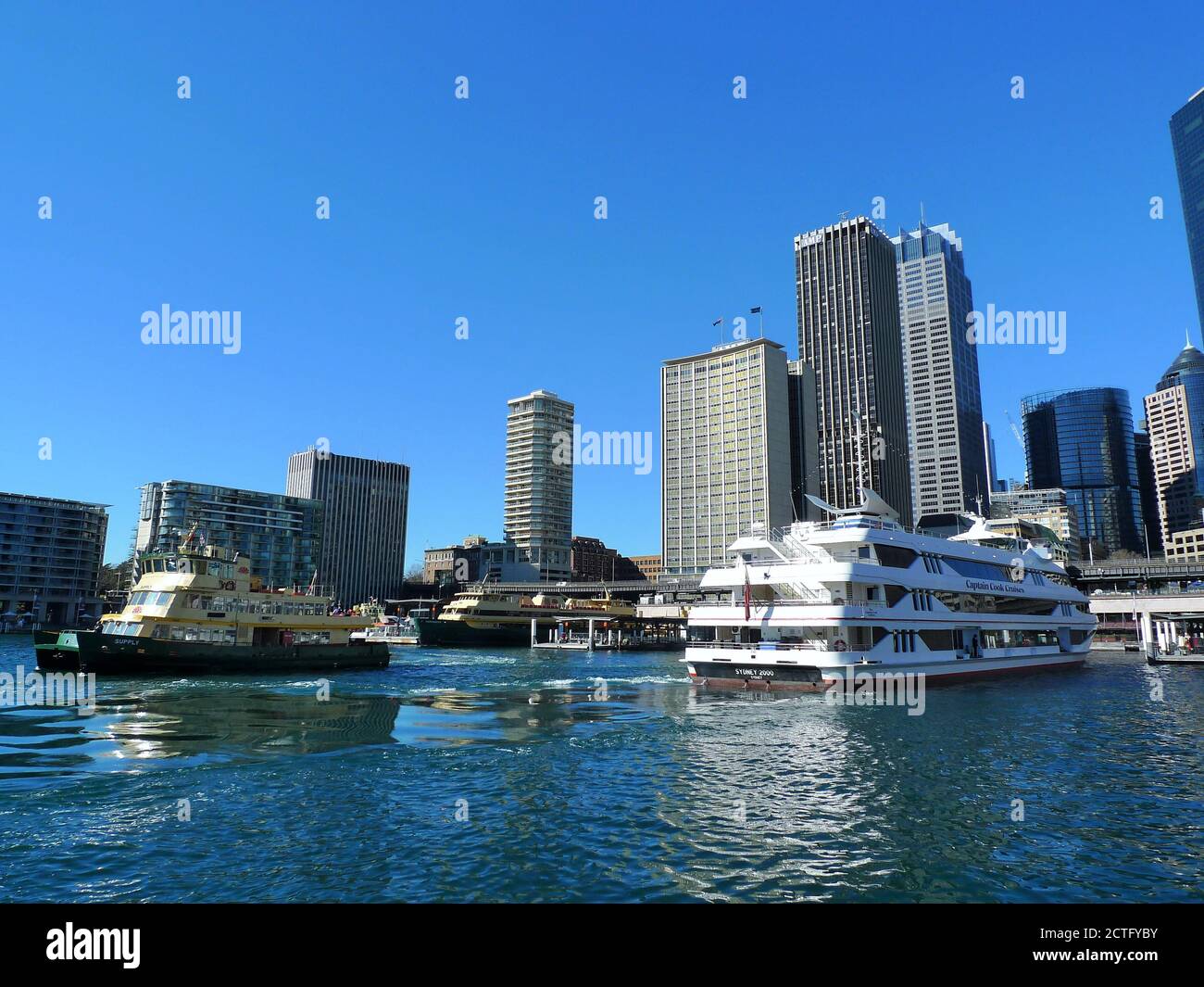 FERRY AU DÉPART DE CIRCULAR QUAY FERRY WHARF Banque D'Images