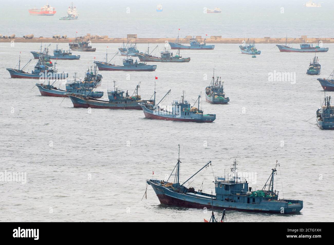 Une vue aérienne d'un grand nombre de navires de pêche se dirigeant vers des ports adjacents qui peuvent les abriter du typhon Bavi, le typhon le plus fort de 2 Banque D'Images