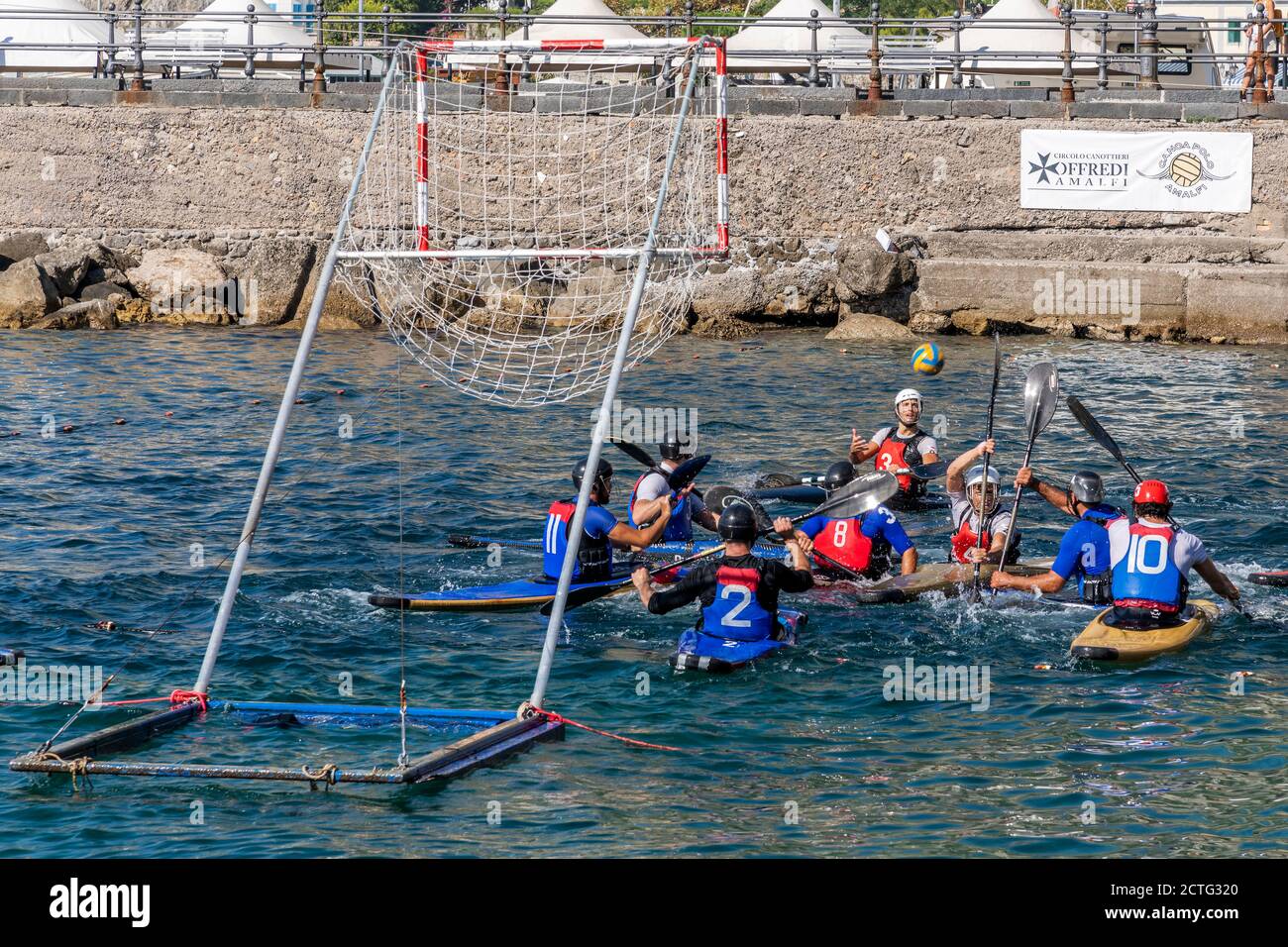 Match de canoë-polo à Amalfi, Campanie, Italie Banque D'Images