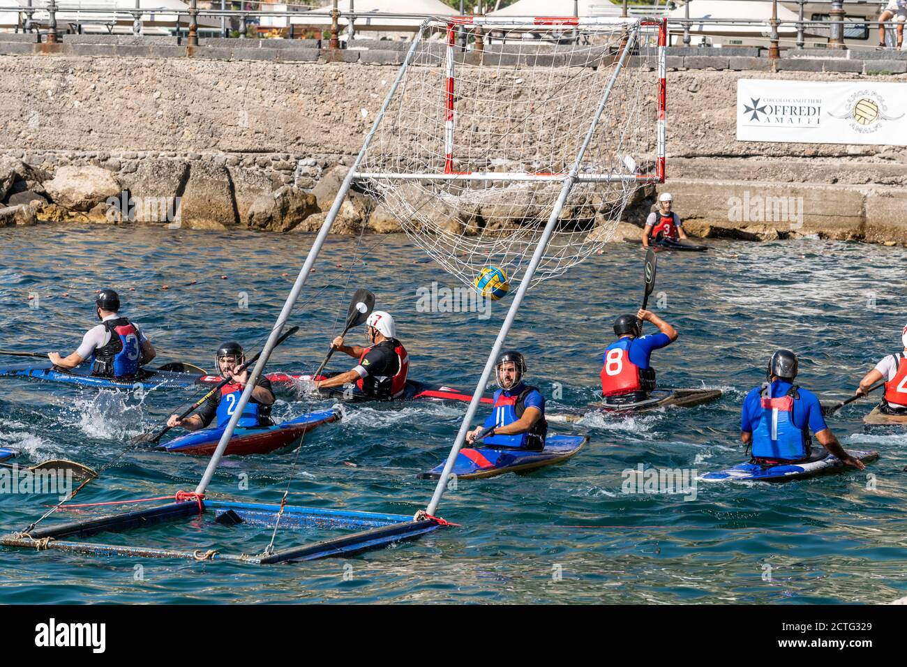 Match de canoë-polo à Amalfi, Campanie, Italie Banque D'Images