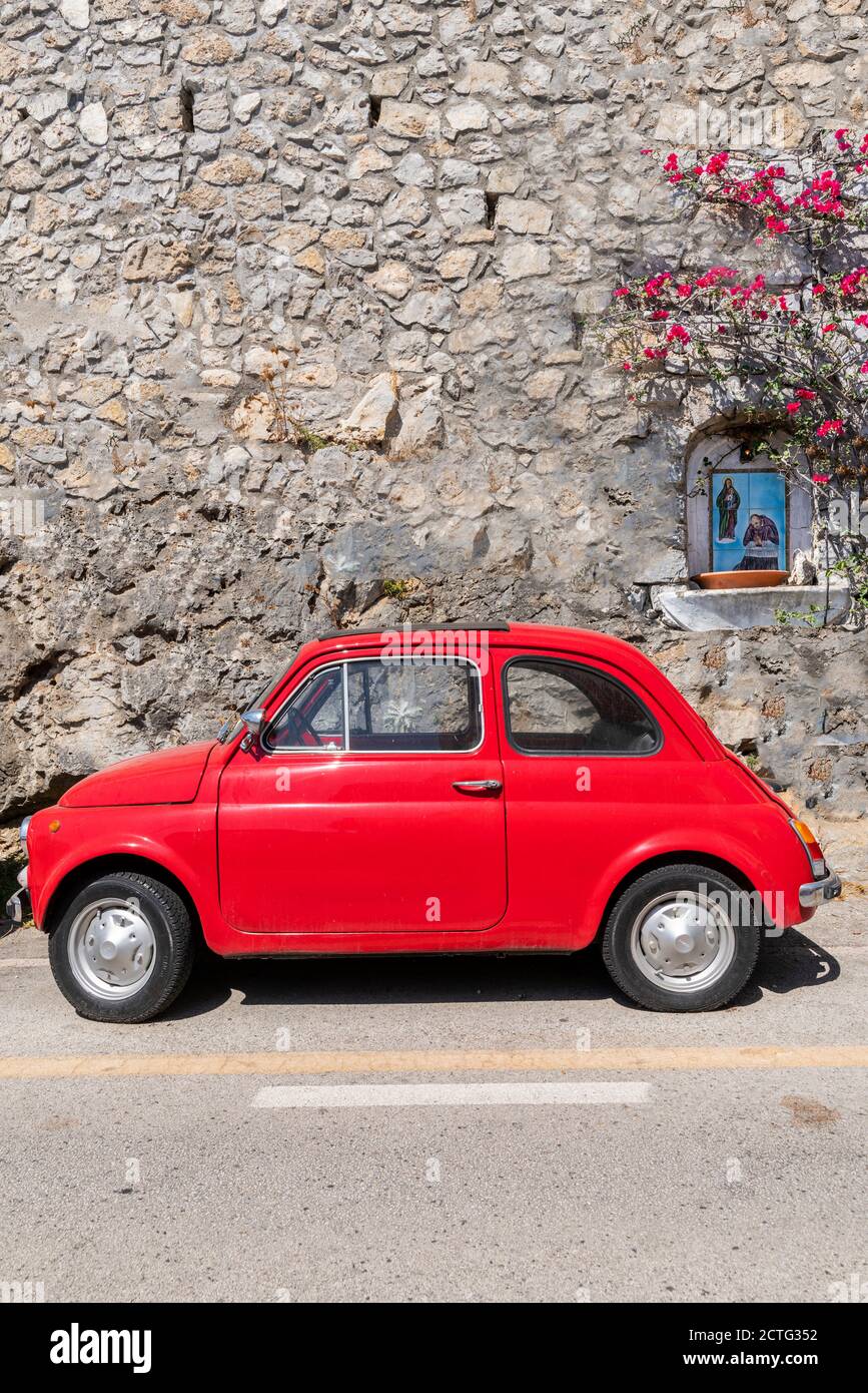 Ancienne voiture classique Fiat 500 garée dans une rue de Praiano, côte amalfitaine, Campanie, Italie Banque D'Images