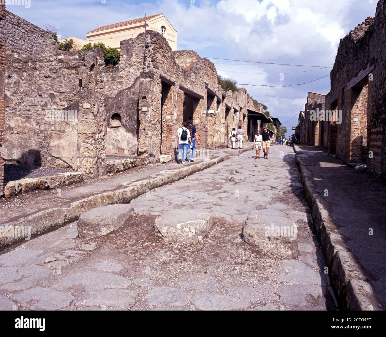 Vue sur les bâtiments romains en ruines le long de la via dell'Abbondanza, Pompéi, Campanie, Italie, Europe. Banque D'Images