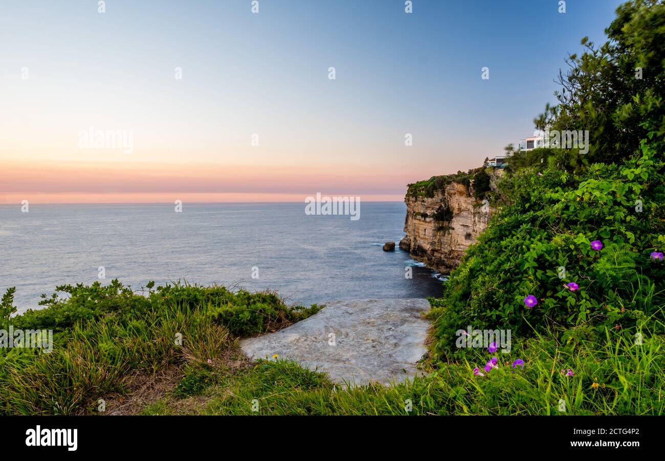 Promenade côtière de Bondi à Bronte en soirée Banque D'Images