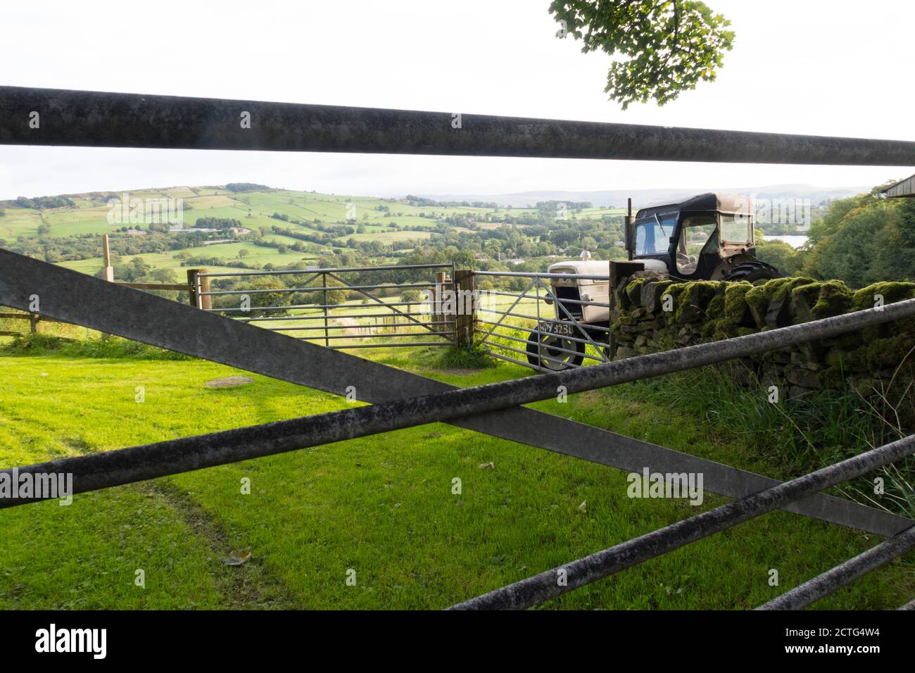 Le tracteur 880 David Brown est stationné dans un champ vert dans le Peak District Royaume-Uni Banque D'Images